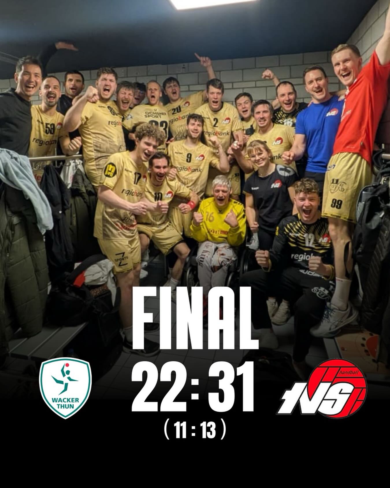 🔴⚪ Reaktion zur richtigen Zeit – klarer Auswärtssieg! ⚪🔴
Der TV Solothurn gewinnt das gestrige Auswärtsspiel gegen SG Wacker Thun 2 / Steffisburg souverän mit 31:22. 💪
Die Startphase gehörte dem TVS, ehe sich Mitte der ersten Halbzeit eine kurze Schwächephase einschlich und die Gastgeber zwischenzeitlich sogar die Führung übernahmen. Doch die Antwort fiel reif aus: Mit einer stabilisierten Defensive und klarem Kopf kämpften sich die Ambassadoren zurück und gingen mit einer 13:11-Führung in die Pause.
Nach dem Seitenwechsel sorgte ein 5:0-Lauf für klare Verhältnisse. Aggressive Abwehrarbeit, schnelles Umschalten und effiziente Abschlüsse brachten die Entscheidung. In der Schlussphase liess der TVS nichts mehr anbrennen und baute den Vorsprung kontinuierlich aus.
🤾♂️Ein besonderes Augenmerk verdient Sandro Sieber: Mit 11 Toren aus 11 Versuchen zeigte er eine makellose Leistung und war offensiv der überragende Akteur. Doch einmal mehr bildete die geschlossene Defensivarbeit das Fundament dieses Erfolgs.
➡️ Ausblick: Am kommenden Samstag wartet mit West HBC der Tabellenvierte – die nächste anspruchsvolle Aufgabe.
👉 Der gesamte Matchbericht auf unserer Webseite (Link in der Bio)