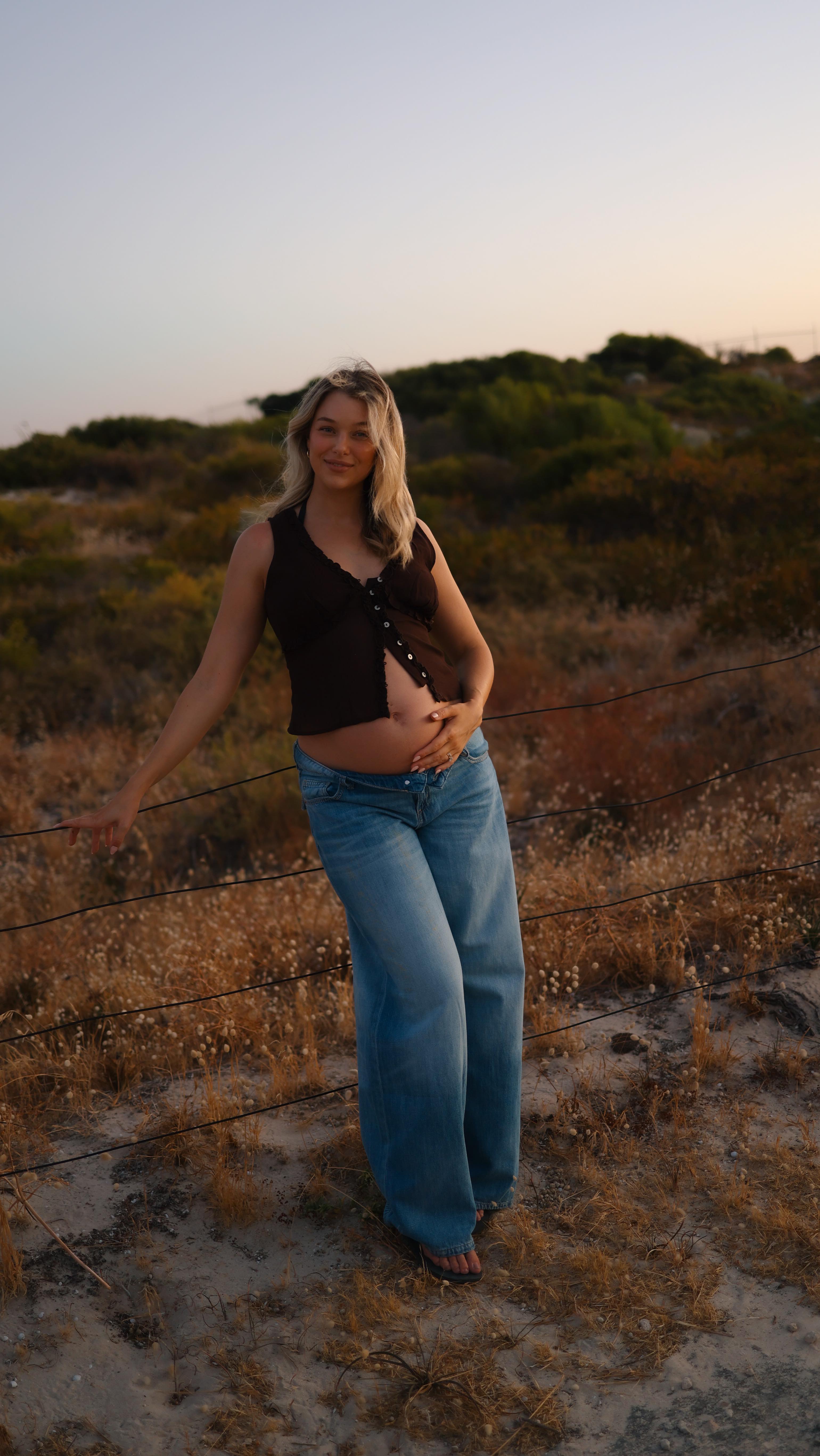 There’s nothing quite like the golden magic that arrives just after the sun slips below the horizon, when blue hour wraps everything in the softest light ✨ @hannahbaillieee
#bluehour #perthmaternityphotography #perthmaternityphotographer #pregnancy