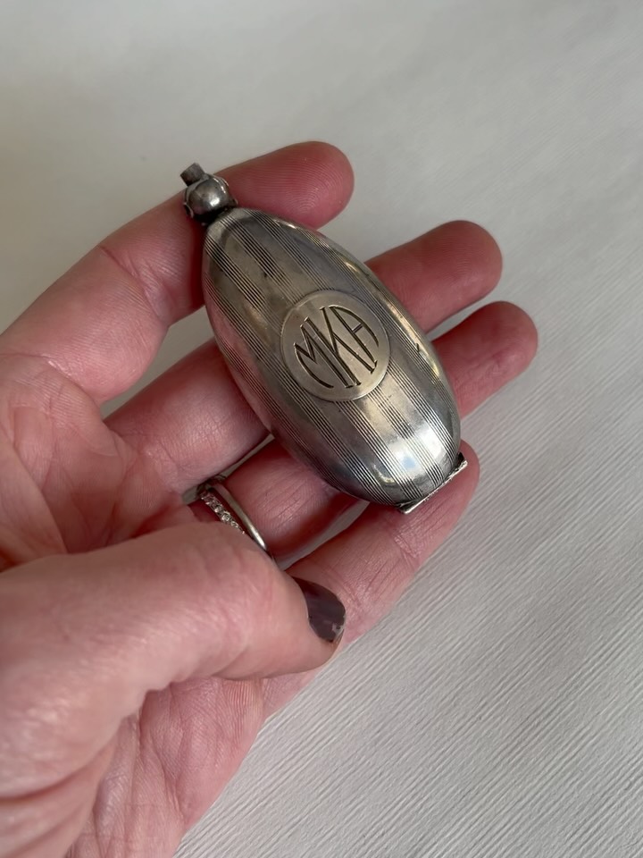 FOR SALE: A collection of fine bits and baubles, mostly sterling silver, all of beautiful age and condition. Everything will be available for purchase on our website this evening, but if you see something you’re interested in before then, send us a DM. All items can be domestically shipped. ✨ Sending love and kindness to each of you wherever you are.
#antiquejewelry #sterlingsilver #victorianjewelry #sovereigncase #gucciwatch #bonbonspoon #chatelaine #oillamp #thaisilver #sugartongs #tiffanyandco