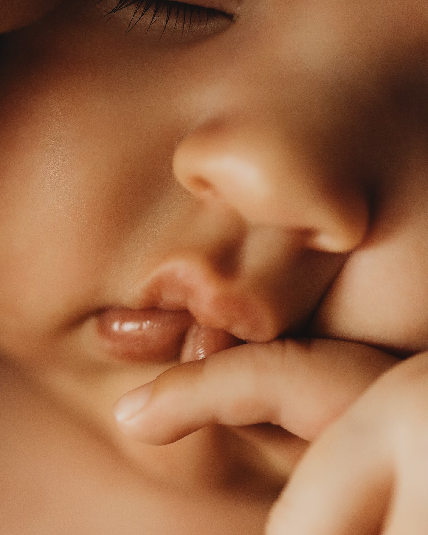 Detailfotos sind persönlich meine absoluten Lieblingsfotos. Ich halte am liebsten jedes Fältchen, jedes Speckröllchen, jedes Härchen, jede Schnute- einfach jede noch so kleine Winzigkeit fest. Denn diese Winzigkeiten sind eigentlich so große Merkmale, die dein Baby ausmachen. Und genau diese Winzigkeiten geraten oft in Vergessenheit. Zum Glück gibt es Fotos, die man immer wieder auspacken und anschauen kann. Sie werden euch an all diese kleinen süßen Merkmale für immer erinnern.
Habt einen schönen Freitag und bitte denkt daran, ich verabschiede mich heute in eine Auszeit und werde nur sehr langsam auf Nachrichten reagieren können.
Passt auf euch auf und seid feste gedrückt,
eure Marion