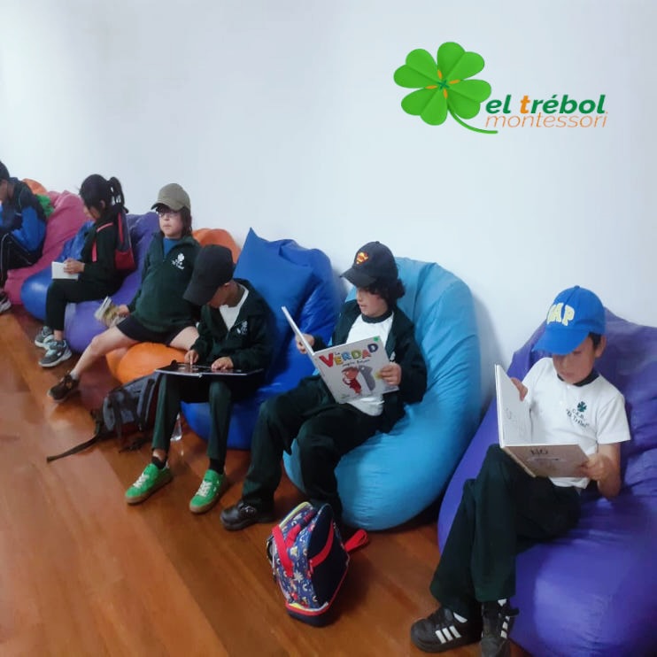 Tarde de historias en la Maratón del Cuento desde el Palacio de Cristal (Itchimbía). 📖✨ En la filosofía Montessori, los libros son la ventana que les ayuda a entender la realidad y a cultivar su concentración. ¡Qué hermoso es acompañarlos a descubrir el mundo, un cuento a la vez! 🌱🏰
#Montessori #MaratónDelCuento #Itchimbía #Quito