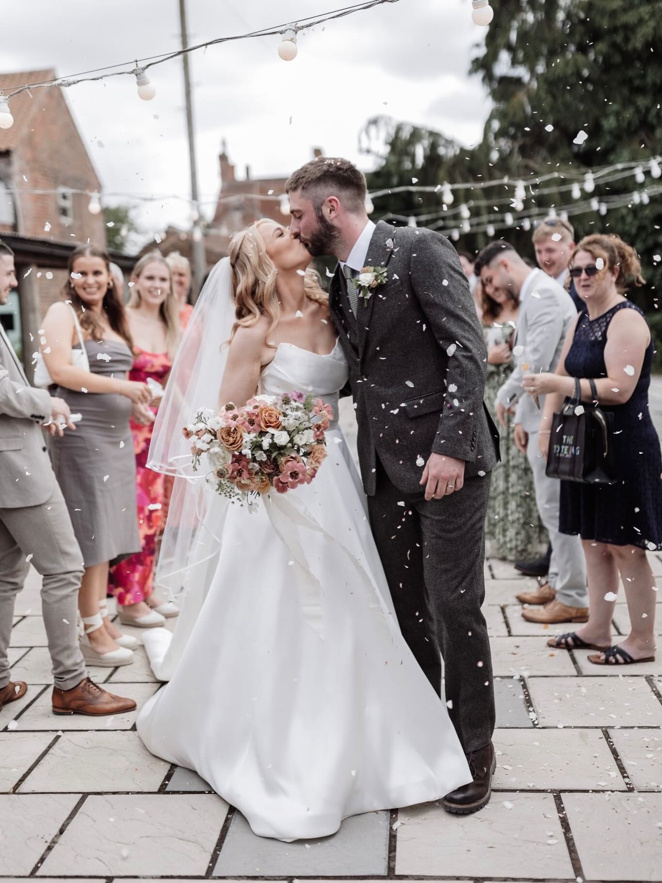 Almost time for spring florals, summer dresses and pastel colours π·πΈπͺ»
Venue: @whitesykefieldsweddings
MUA: @lucytaylormua
Dress: @dottybridal
Florist: @hareandhowl @evemarthafloristry
Hair: @hairbyoliviajames
Coordinator: @rustic_rose_company
Videographer: @ionefilmsandphotos
Food: @tacoporium
Music: @sundaysoulmusic @wedding.jam
Doughnuts: @doebakehouse
Hotel: @guesthousehotels
Photo Booth: @studiosocial_north
-