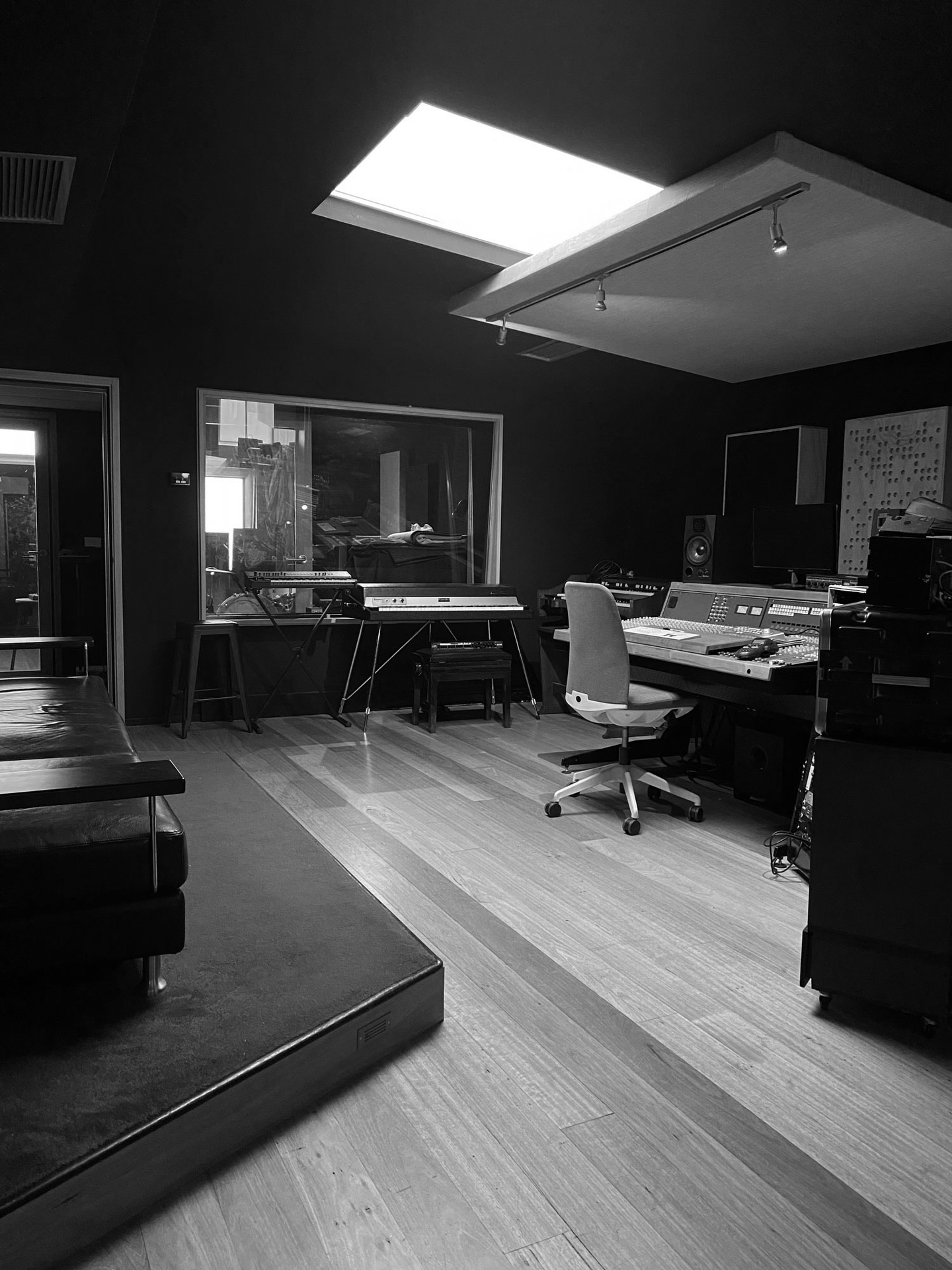 HEY MUSIC BIZ! Rohan Sforcina (@rohansforcina) & Steven Schram (@instaschramy) pool resources and gear collections to setup an awesome new Melbourne recording space while they plot their next moves. Beats leaving it all in storage! The gear list is bonkers and the space feels really nice. Get in touch via your choice of audio legend.