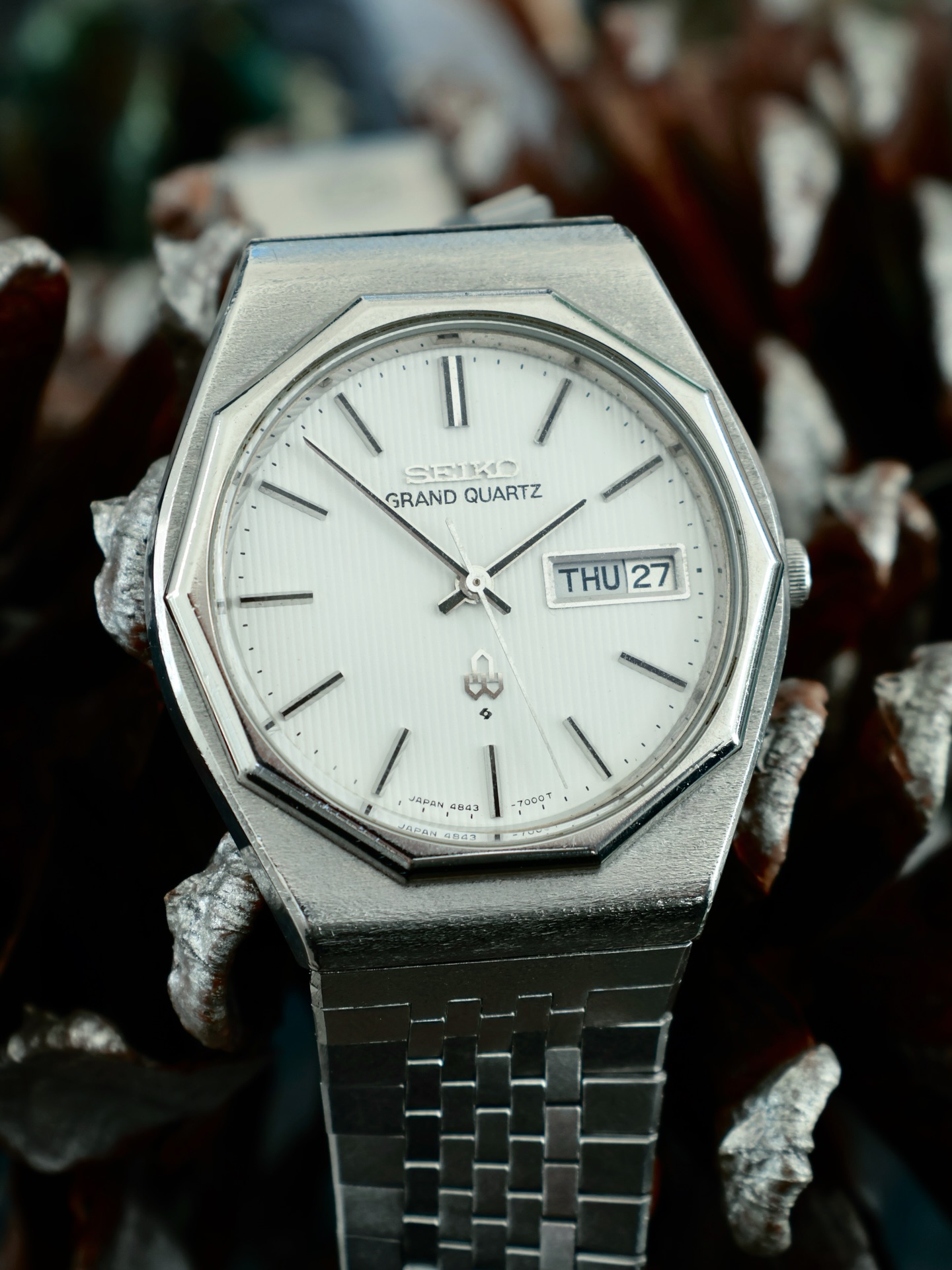 I heard it’s #whitewatchwednesday and so I’d like to submit this stunner from the 1970’s
Before there was Grand Seiko, there were many different high-end levels of Seiko including King Seiko and this example: the Grand Quartz. 🪨
Hailing from the 1970’s when Seiko started to include its state-of-the-art innovations in quartz technology into their more polished series of watches, this Grand Quartz (ref. 4843-7000) is a truly unique piece with a frosted metal case that has held up well over 50 years and a movement that is still accurate to within 10 seconds a month. ⏰
This is one of those pieces in my collection that reminds me that vintage doesn’t have to mean “old”, it can still be an excellent, innovative watch
Do I see any other submissions for White Watch Wednesday? 🤔
⌚️: Seiko Grand Quartz (4843-7000)
#seiko #seikoquartz #grandseiko #watchfam