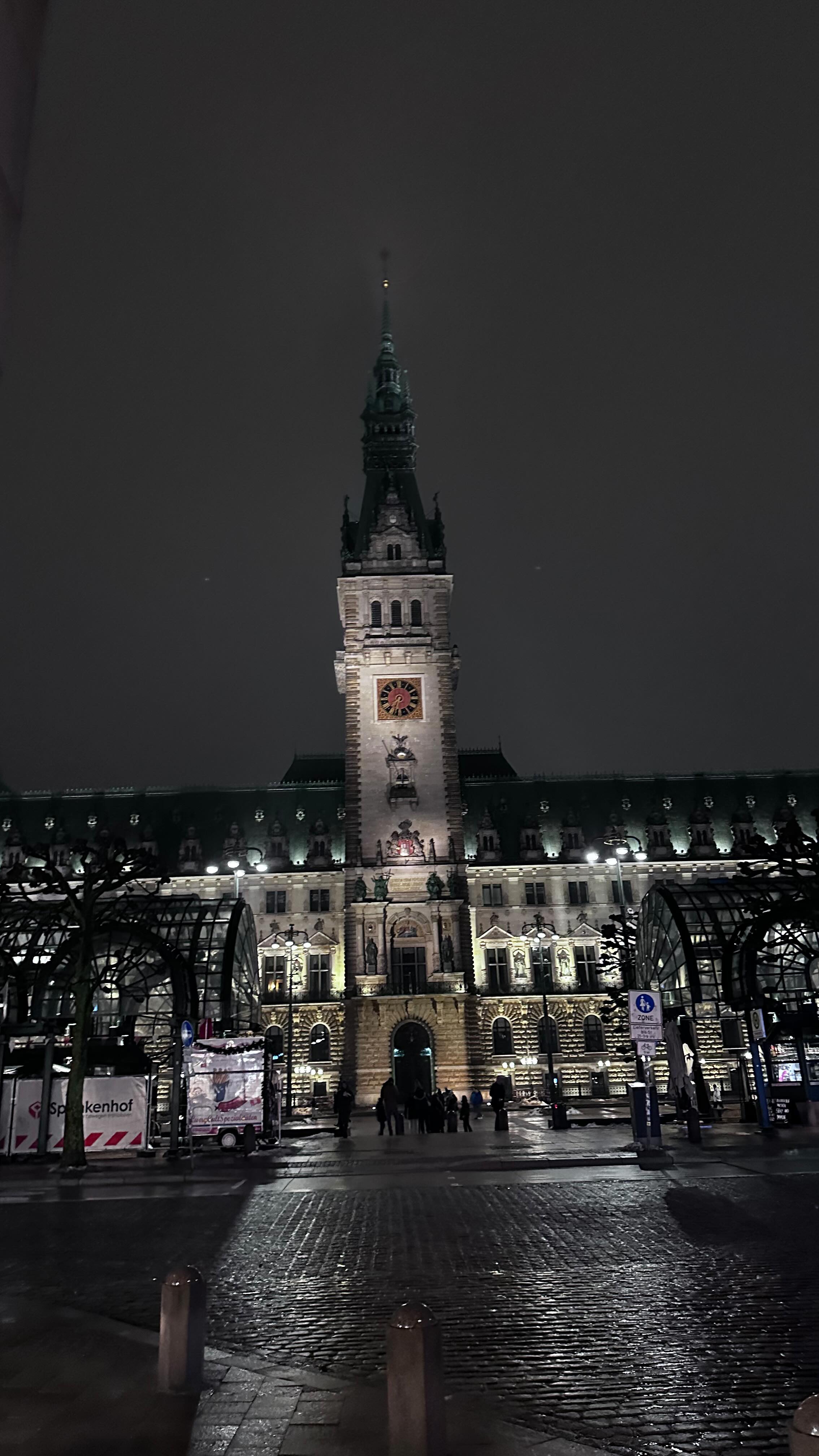 I must say that I‘m really proud of my first Piano Sonata. The process of composing it was a difficult and complicated one but the result was definitely worth all troubles!
Especially when it is played fully, I have the feeling that the piece really represents who I was at the time when the Sonata was written.
From today’s perspective, the piece, especially movement one and three, is too violent — it has the potential to exhaust the performer and the audience. If I was to write the Sonata anew, there would be a completely different general mood in it.
But that’s the point of being a composer — you change with every piece you write and invent you role as artist over and over again!
You can find the third movement of this Sonata on YouTube. Look for Alexander Polinskiy! 🔥
#composerlife #tango #classicalmusic #musikinhamburg #pianomusic