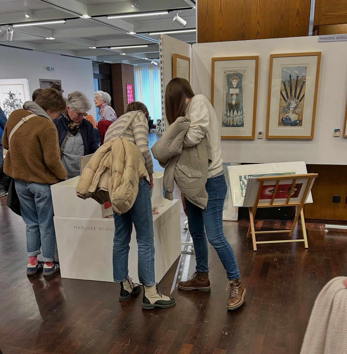 De zaterdag van de grafiekbeurs in Borken zit er bijna op. Een succesvolle dag met lekker veel bezoek en onverwachte gasten uit Amsterdam die de tocht naar Borken per OV ondernamen. Dat getuigt van moed! Morgen weereen dag. Zin in!