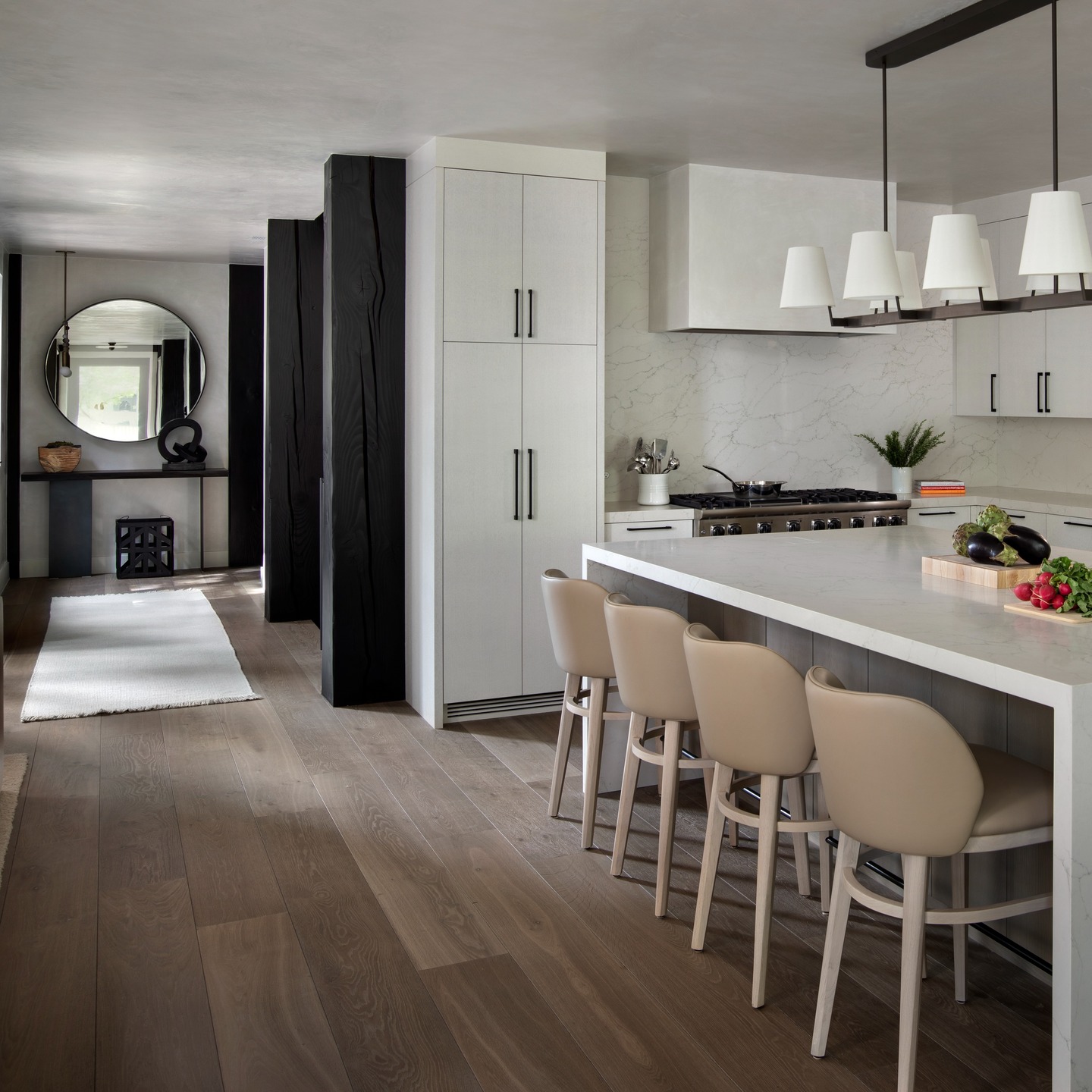 Doğallığın en rafine hali: Hakwood Siva 🌿
Bu projede kullanılan geniş plank meşe zemin, mekâna sadece sıcaklık katmakla kalmıyor; modern mutfağın mermer yüzeyleri ve minimal çizgileriyle güçlü bir denge kuruyor. Yumuşak gri-bej tonları sayesinde ışığı nazikçe yansıtan Siva, açık renk paletini soğutmadan derinlik kazandırıyor ve yaşam alanını zamansız bir şıklığa taşıyor.
Uzun ve kesintisiz plank formu ise mekânı olduğundan daha geniş ve bütüncül hissettiriyor.
Ağaç cinsi: Meşe
Ürün: @hakwood Siva
Döşeme Şekli: Düz döşeme
The most refined expression of nature: Hakwood Siva 🌿
The wide-plank oak flooring used in this project does more than add warmth — it creates a strong balance with the marble surfaces and clean lines of the modern kitchen. With its soft grey-beige tones, Siva gently reflects light, adding depth without cooling the light color palette, and elevates the living space with a timeless elegance.
Its long, uninterrupted plank format makes the space feel larger, calmer, and more cohesive — the quietest yet most powerful form of luxury.
Species: European Oak
Color: @hakwood Siva
Pattern: Plank
#Hakwood #EngineeredWood #OakFlooring #LuxuryInteriors #ModernLiving #WoodFloor #HuniParke