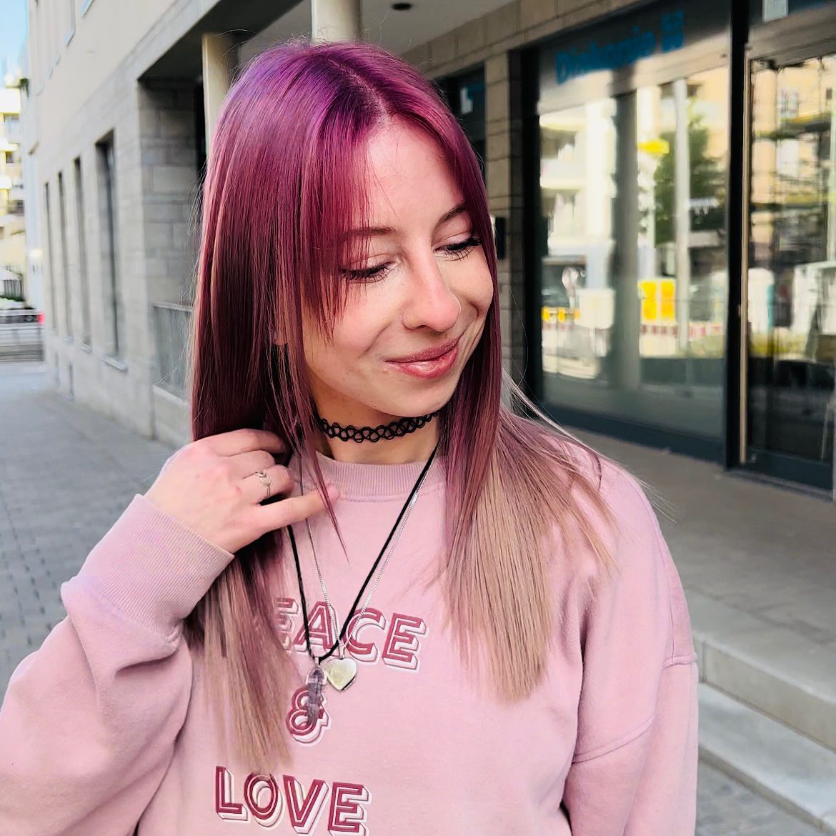 👉👉👉
Du möchtest eine neue Haarfarbe und hast Lust mal was ganz anderes auszuprobieren? Du bist unsicher, obwohl Du schon was im Auge hast?
Komm zu einer kostenlosen Beratung und wir schauen gemeinsam wie wir Dir helfen können 🫶
#wirschneidendortmund
#ctmstr #cutmasterdortmund #friseurdortmund
#hydro #nutri #volumen #balayage #newcolor #glynt #hair #haircolor #hairdresser #beauty #wow #dortmund #phönixsee #frisuren #hairstylist #blondehair #frisur #style #happy #love #fashion #frisurentrends #haircut #frisurenideen #schön