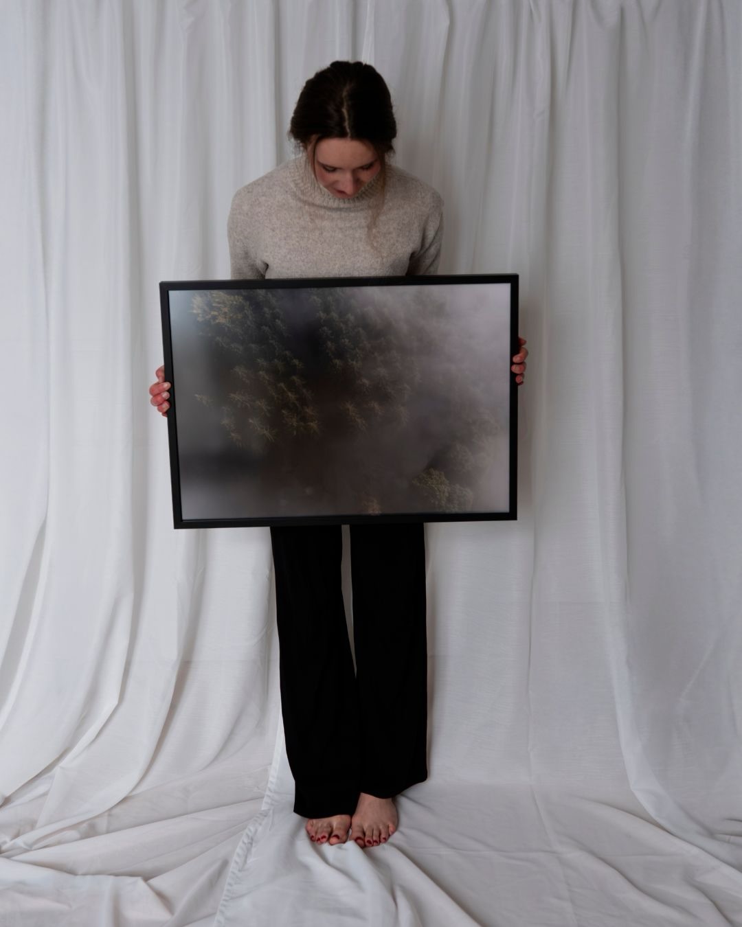 Für mich ist es noch immer eine verrückt-schöne Vorstellung, dass meine Fotos an euren Wänden hängen 🤯
Ich erinnere mich noch zu gern an den Morgen zurück, an dem diese Bilder entstanden sind: Es war ein Samstag im letzten Herbst. Der Nebel bedeckte an diesem Morgen wie eine ganz flauschige Decke die Tälern meines Heimatdorfes. Ich war auf dem Weg zum Frühstück mit meiner Familie. Meine Drohne lag auf Sitz neben mir. Statt auf dem direkten Weg zum Frühstück zu düsen entschied ich mich für einen kleinen Umweg, parkte mein Auto am Waldrand und lief einen kleinen Pfad in den Wald hinein. 🌲🌲
Das Licht war einfach nur magisch! ✨Einzelne Sonnenstrahlen schafften es durch den Nebel hindurch und hüllten den Wald in ein warmes Licht. Ganz aufgeregt (in diesem Moment zittern meine Hände immer 👋🏼) und voller Vorfreude startete ich meine Drohne. Auf dem kleinen Display vor mir konnte ich beobachteten, wie sie sich ihren Weg durch die Wolken suchte. Als meine fliegende Kamera schließlich die Wolkendecke durchbrach, eröffnet sich mir ein wunderschöner Blick über wolkenverhangenen Baumwipfel (Bild 6) ☁️
Ich bin mir unsicher, ob mich in diesem Moment die Stimmung unterhalb der Wolken oder die Aussicht, die meine Drohne mir zeitgleich einige Meter über mir bot, mehr faszinierte 🤍
#storytellingprint #droneshots #moodygrams