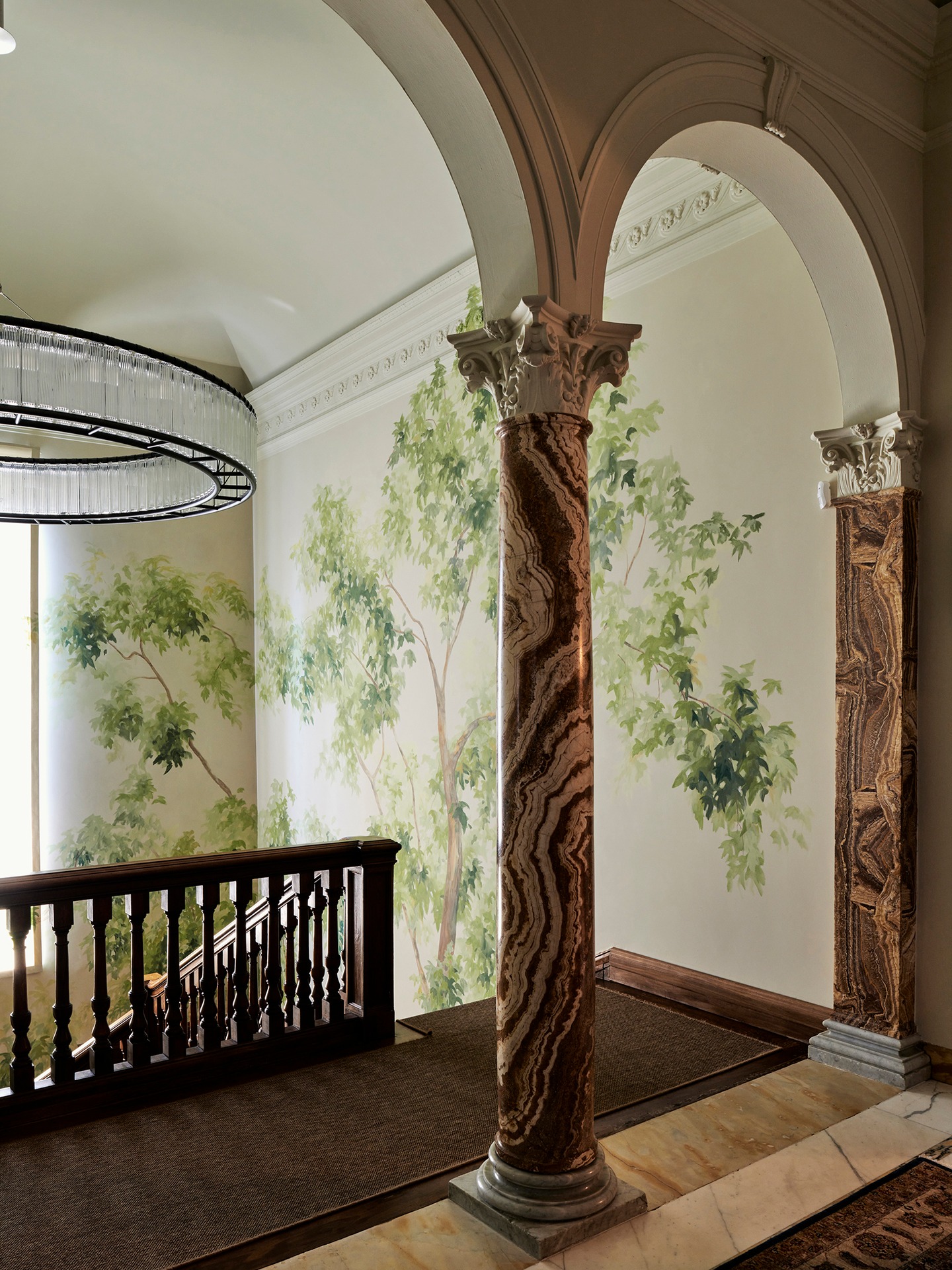 Roma. Villa privata. Da un progetto di @barbarafrua e Pictalab una scalinata decorata e immersiva. Qui l'architettura classica accoglie la maestosità della natura. Qui, la verticalità degli alberi segue il ritmo dei passi. Non è solo una parete, è un orizzonte ritrovato tra le mura di casa. Perché la bellezza non è mai un caso, ma una vibrazione che nasce dall'armonia tra ciò che siamo e lo spazio che ci accoglie. Scopri di che colori siamo capaci. Photo: @max_pescio