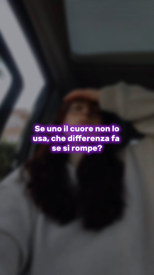 |👠| 𝑯𝒐 𝒄𝒐𝒎𝒑𝒓𝒂𝒕𝒐 𝒔𝒄𝒂𝒓𝒑𝒆 𝒃𝒆𝒍𝒍𝒊𝒔𝒔𝒊𝒎𝒆 𝒄𝒉𝒆 𝒏𝒐𝒏 𝒉𝒐 𝒎𝒂𝒊 𝒎𝒆𝒔𝒔𝒐.
Vestiti che mi facevano brillare gli occhi.
📦 Li ho lasciati nella scatola.
“Per un’occasione speciale.”
“Per quando starò meglio.”
“Per quando il mio corpo sarà come voglio io.”
❤️🩹 Poi il corpo è cambiato.
E sono arrivate diagnosi che non avevo programmato, dopo i DCA.
🥀 Vulvodinia.
Endometriosi.
Fibromialgia.
Sindrome di Alcock.
Dolore Cronico.
🪫 Un corpo che va dosato.
Un’energia che non è più infinita.
E per un periodo ho pensato:
“Adesso sì che non posso mettere le cose belle.”
💔 Come se il dolore mi avesse tolto il diritto al bello.
Ma non usare le cose belle non protegge.
Allena a vivere a metà.
🎀 Il momento non arriva quando guariremo.
Arriva quando decidiamo che meritiamo il bello anche adesso.
✨ Ho fatto decluttering.
Non solo dell’armadio.
Dell’idea che sono le mie malattie.
Le ho.
Ci convivo.
Ma non sono solo questo.
❤️🩹 Oggi metto le scarpe belle anche se cammino più piano.
Scelgo abiti che mi rispettano.
Scelgo relazioni che mi fanno respirare.
Scelgo me.
💖 Perché il bello non è un premio.
È un atto di rispetto verso chi siamo adesso.
🦋 E tu?
Cosa stai lasciando nella scatola in attesa di sentirti abbastanza?
#AkaliDisequilibrium #NutriamociDiVita #DisequilibriumProject #CrescitaPersonale #MalattieCroniche