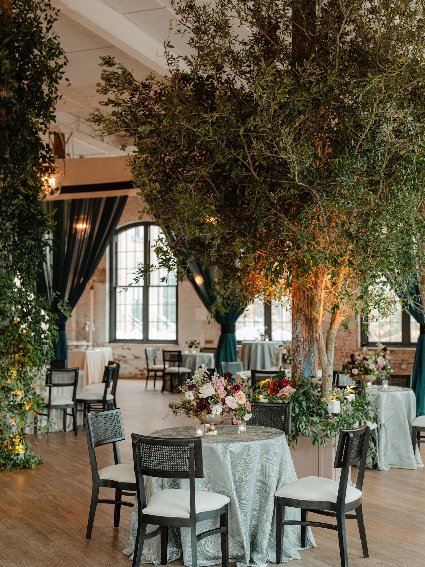 Second wedding we have planned for this sweet family! Cheers to the Tally’s!
.
📸 @haleyjane.photography