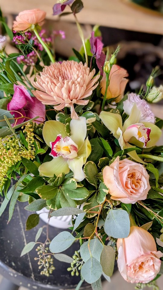 Designing with the most stunning spring color palette on this beautiful sunny day. ☀️🌸 #dutchessflowers