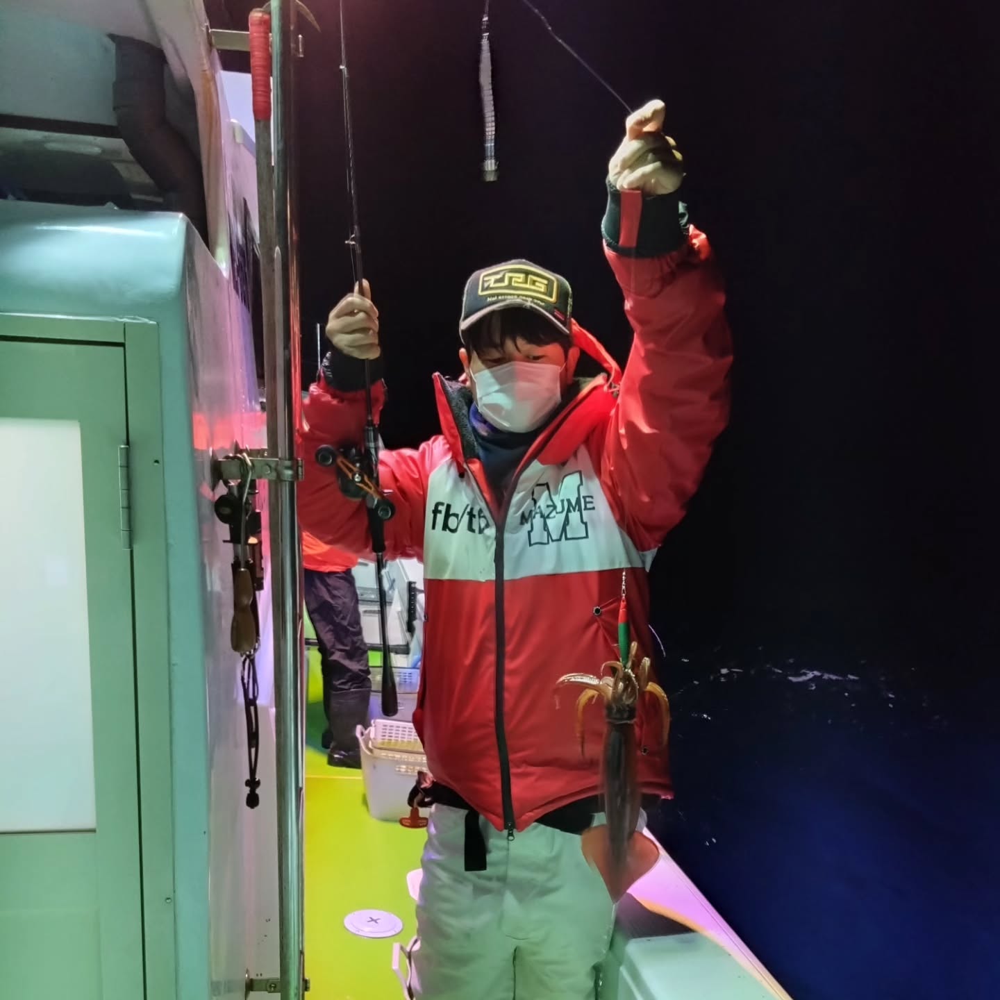 3月1日イカメタル🦑
2名様で出船🚢
スタートから2時間…まさかのノーバイト💦
思い切って30分ほどポイント移動。
移動後、スルメがポツポツHIT🦑
赤イカも少し混じりましたが続かず…
その後もポツン…ポツン…で終了となりました。
スルメ9杯
赤イカ1杯
厳しい一日でしたが最後まで頑張って頂きありがとうございました🙇♂️
🔥2月イカチャレンジ結果🔥
18日の【57杯】でした‼️
そして本日リセット✨
現在トップは【10杯】です🦑
🎁イカチャレンジ開催中🎁
🥇フィッシングユー商品券 10000円
🥇イシグロ商品券 10000円
合計20000円分プレゼント‼️
まだまだチャンスあります🔥
是非チャレンジして下さい💪
#イカメタル
#三重釣り
#スルメイカ
#イカチャレンジ
#釣り好きと繋がりたい