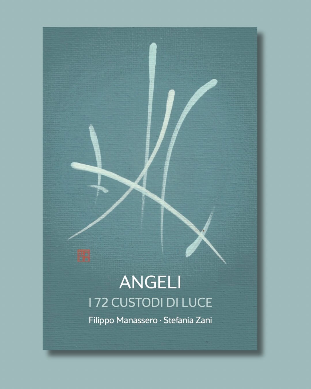Abbiamo sentito il desiderio di dare forma a uno strumento che rendesse percepibile quella trama sottile che unisce Cielo e Terra, traducendola in immagini e parole capaci di accompagnare l’esperienza interiore.
Ogni Carta è stata pensata come uno spazio di incontro, come un punto di contatto in cui l’energia si fa simbolo e il simbolo torna a parlare alla vita concreta.
Nel lavorare a questo progetto ci siamo mossi con l’attenzione di chi costruisce un linguaggio fatto di segni, archetipi, richiami che agiscono in profondità e risvegliano una memoria antica.
Gli Angeli, in questa prospettiva, rappresentano qualità di Coscienza, movimenti dell’Anima, forze che orientano e sostengono il cammino umano. Attraverso le Carte queste qualità diventano accessibili, interrogabili, intime.
Questa sera, alle ore 21, presenteremo ufficialmente gli Angeli - 72 Custodi di Luce in una diretta sul canale YouTube @stefaniazani7529
Sarà uno spazio per raccontarvi come sono nate, quali archetipi le abitano e come possono essere utilizzate nella pratica quotidiana e rispondere alle vostre domande.
