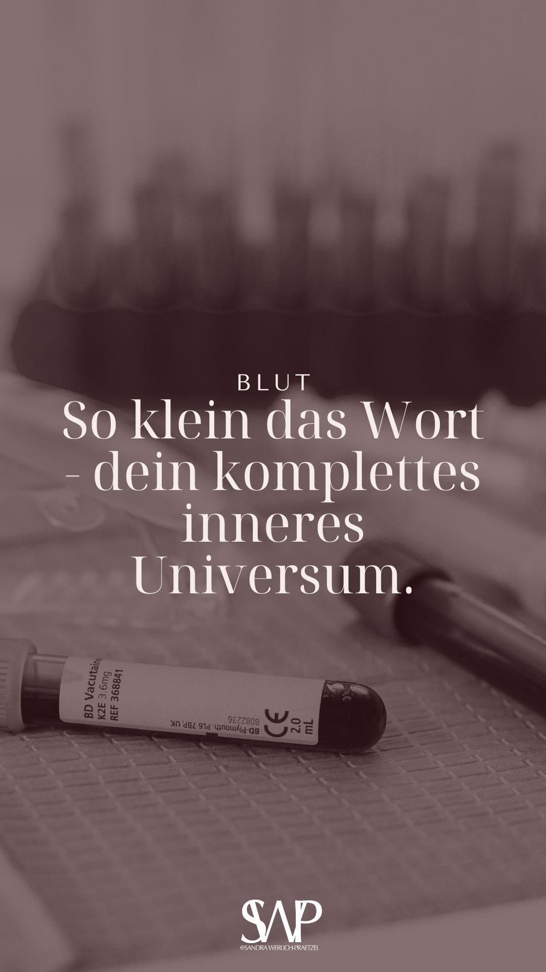 Du sitzt beim Arzt.
Er schaut auf dein Blutbild und sagt:
„Alles in der Norm.“
…aber du bist müde.
…dein Kopf ist wie in Watte.
…dein Körper fühlt sich einfach nicht richtig an.
Und genau hier dürfen wir ehrlich sein:
👉 Ein Standard-Blutbild zeigt oft nur grobe Marker.
👉 Referenzbereiche sind keine Wohlfühlbereiche.
👉 Und „unauffällig“ heißt noch lange nicht optimal versorgt.
Ich sehe es jeden Tag in meiner Arbeit mit Frauen, Mamas, Business-Frauen:
Die Werte sind „okay“…
aber der Körper läuft längst im Sparmodus.
Blut kann so viel mehr erzählen —
wenn man weiß, wo man hinschauen muss.
✨ Zellversorgung
✨ Nährstoffstatus
✨ Entzündungszeichen
✨ hormonelle Zusammenhänge
Das ist der Unterschied zwischen
überleben und wirklich Energie spüren.
Wenn du dich trotz „guter Werte“ nicht wirklich kraftvoll fühlst —
bildest du dir das nicht ein.
✨ Let’s shape YOU ✨
Dein nächster Schritt?
👉 Kostenloses Kennenlerngespräch!
🔗 Link in Bio
Stell DICH an 1️⃣ Stelle - niemand sonst wird es für dich tun.
Folge mir für hormonfreundliche Tipps zu Ernährung, Wohlfühlfigur & Frauengesundheit.
❤️Wenn dir der Beitrag gefällt, lass mir ein like da, würde mich richtig freuen❤️
IDENTITÄT & BEZIEHUNG
FRAUENGESUNDHEIT
ERNÄHRUNGSEXPERTIN
HORMONGESUNDHEIT
#selbstständigefrauen #blutbild #ganzheitlichegesundheit #frauenüber40