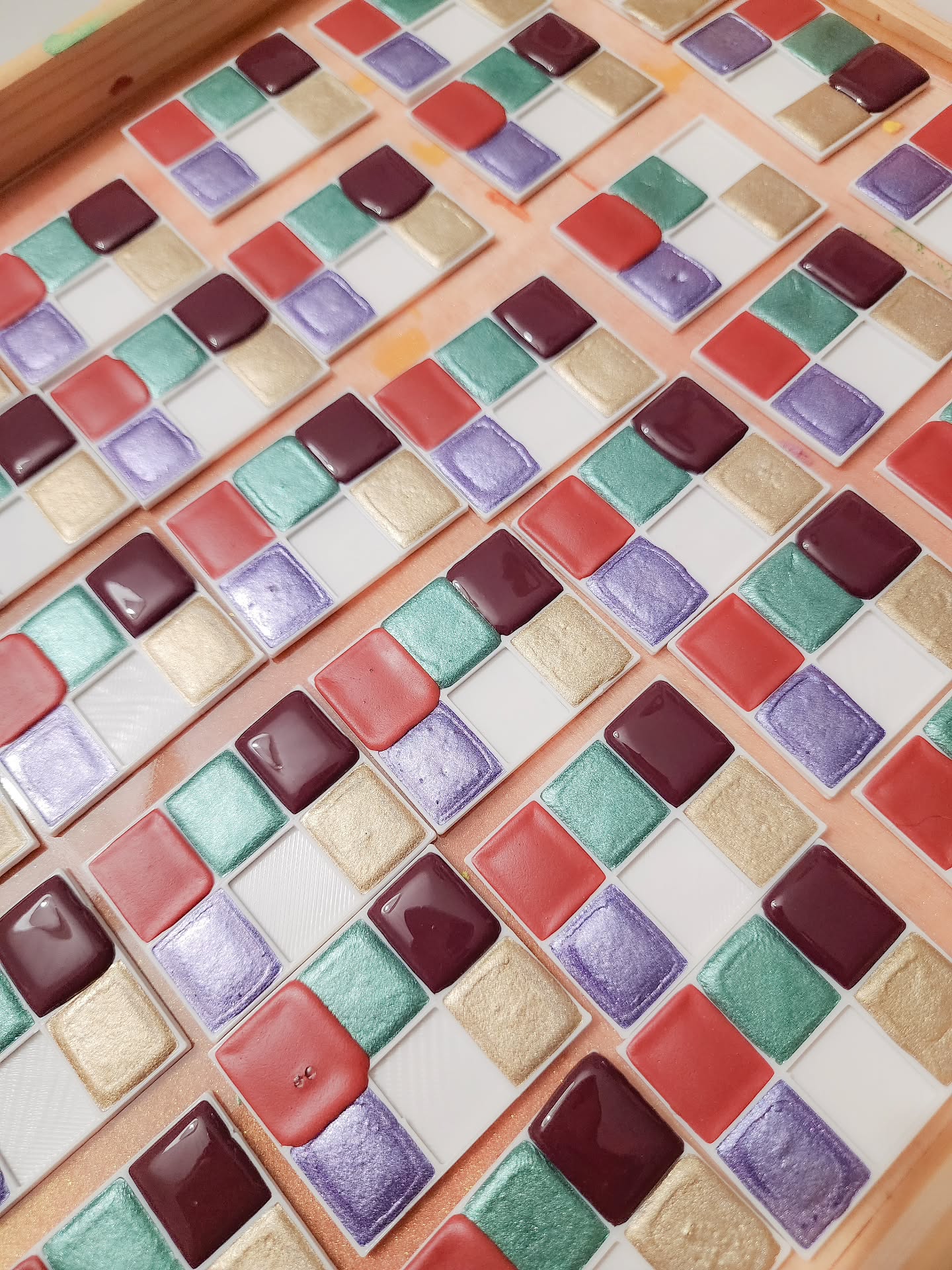 J'ai retrouvé l'atelier aujourd'hui
Beaucoup de choses dans les cartons
C'est fou ce temps qu'on peut passer à ne PAS produire
Avec tout ce qu'il faut faire autour
Plein de nouvelles aquarelles arriveront avec le printemps
J'ai hâte de vous les faire découvrir :)
On a déjà 18 couleurs au séchage 😱