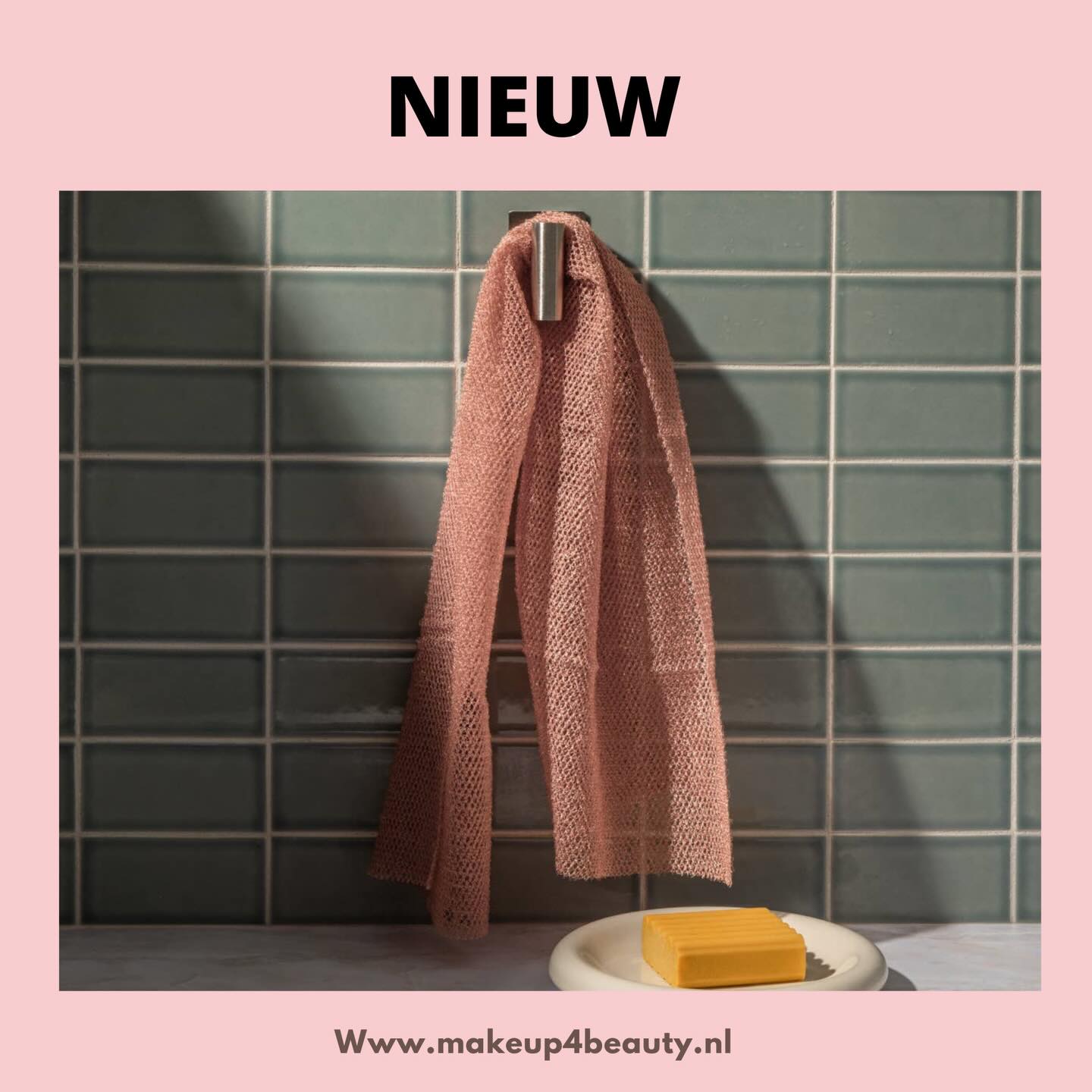 Ken jij deze al? Heerlijk voor je huid en groot genoeg om ook je rug mee te nemen.
KITSCH presenteert de African Net Sponge, een badaccessoire dat stijl en functionaliteit combineert. Deze badspons is niet zomaar een hulpmiddel, maar een beauty-oplossing die uw dagelijkse routine verrijkt. Het unieke ontwerp zorgt voor een efficiënte en luxueuze badervaring.
Duurzaam geproduceerd, weerspiegelt het Kitsch’s streven naar betrouwbare en bijzondere producten. Geniet van een vleugje elegantie tijdens uw badritueel met onze African Net Sponge. Want schoonheid gaat niet alleen over er goed uitzien, maar ook over je goed voelen.
