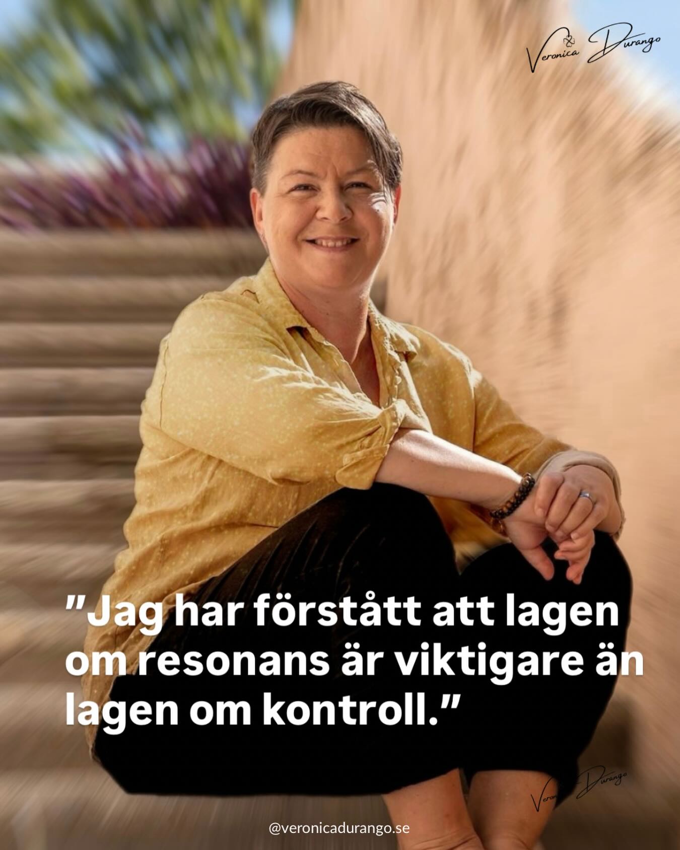 Ett söndagsmail som får bli en perfekt avslutning på fin söndag.💥
Hej Veronica,
Jag har tänkt länge på hur jag ska beskriva min upplevelse av att arbeta med dig, och jag märker att det inte riktigt går att fånga på ett vanligt sätt.
Innan hade jag försökt förstå mig själv i många år. Jag hade gått till psykologer, träffat olika coacher och arbetat med stresshantering. Jag läste mycket, analyserade och använde till och med AI för att försöka få klarhet. Där kom många svar och mycket förståelse rent logiskt, men inget förändrades på djupet. Det var som att jag förstod mer och mer, men ändå stod kvar på samma plats.
Hos dig blev det annorlunda ganska snabbt. Du lyssnade inte bara på det jag berättade utan uppfattade sådant jag själv inte sett eller kunnat formulera, trots att jag burit på det i så många år. Flera gånger blev jag nästan tyst efter våra samtal, för det du sa träffade så exakt. Det kändes inte analyserande, bara sant.
Du ser mönster och samband på ett sätt jag inte tidigare mött, och du gör det lugnt och utan att det känns dömande. Det gjorde att jag kunde slappna av mer än jag trodde var möjligt.
Uppgifterna jag fick arbeta med var nya för mig. Ibland förstod jag inte direkt varför de var viktiga, men i efterhand ser jag hur avgörande de var. De gjorde att förändringen faktiskt började hända, inte bara i tankarna utan i hur jag kände och reagerade i min vardag. Något som flera i min omgivning poängterar.
Det som också har betydd mycket var hur rak och äkta du är. Inget spel, inga fasader. Det skapade en trygghet som gjorde att mina försvar sakta föll bort. Dessa sex månader tillsammans med dig har varit mycket bra, verkligen. Inte som snabba lösningar, utan som att något inuti har fallit på rätt plats.
Jag kom ju till dig för att förstå mig själv och avslutade med känslan av att ha landat i mig själv på riktigt. Du sa tidigt att det inte handlar om att ta sig någonstans utan om att landa hem i sig själv, och först nu förstår jag vad du menade.
Tack för allt arbete vi har gjort tillsammans.
Jag har förstått att lagen om resonans är så mycket viktigare än lagen om kontroll. 🌻💗