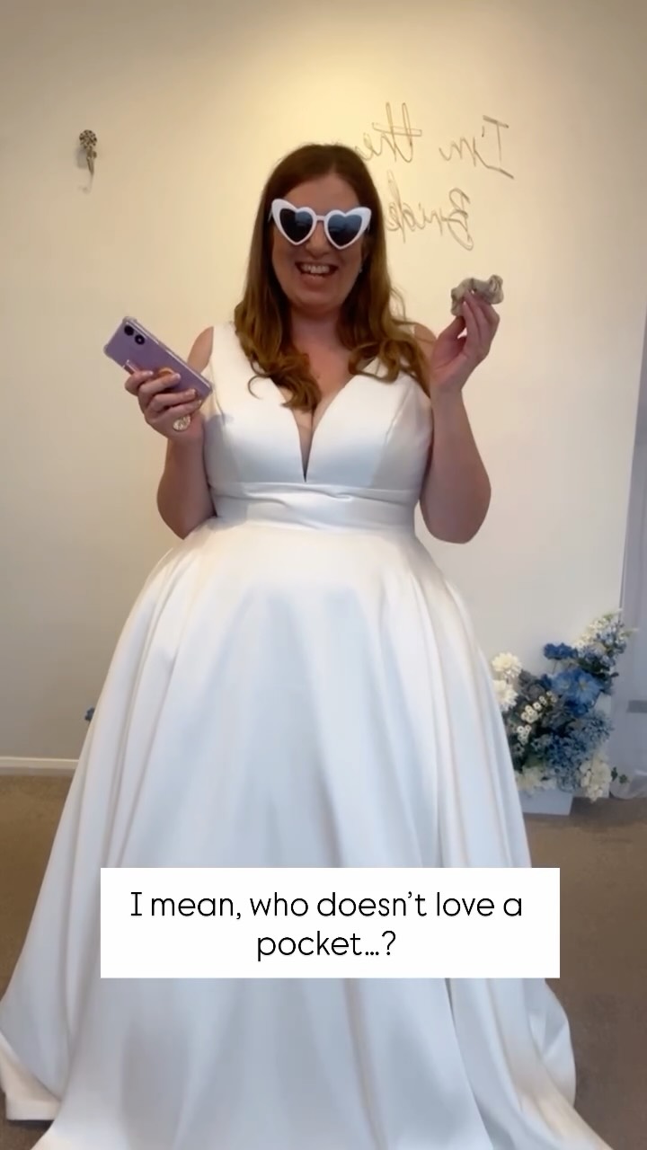 Brides…we all love a pocket don’t we? Think of all the things you can put in them 😉…only joking…perhaps just a tissue for those happy tears xx
#weddingdressinspo #bedfordshirewedding #bedfordshirebride #stellayorkbride