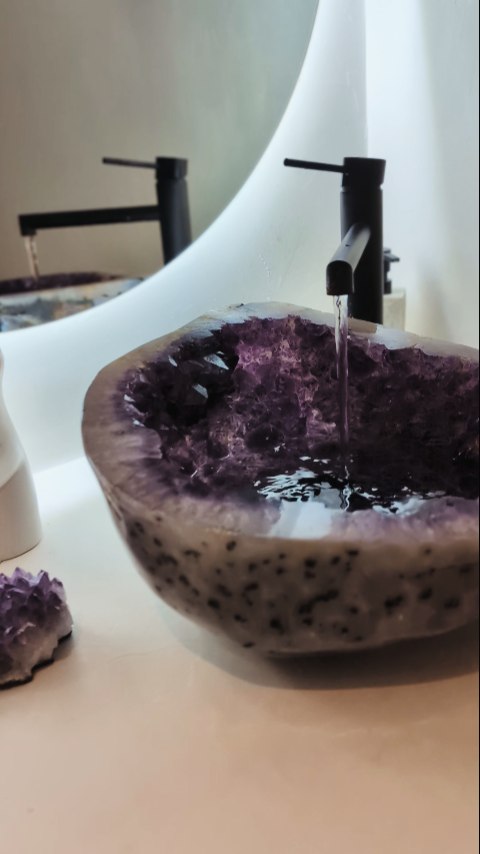 Sabias que a água é um dos elementos mais usados em limpeza energética? ✨
A água representa purificação e renovação. 💙
Mas não é apenas o elemento… é a intenção com que a usamos.
Este mês vamos aprofundar a limpeza energética como prática consciente.
E diz-nos...
Já experimentaste lavar as mãos ou o rosto com água energizada por um geodo de ametista?
A diferença sente-se nos detalhes. 💜💟
#slowliving #amethyst #crystalhealing #interiørdesign #rituals