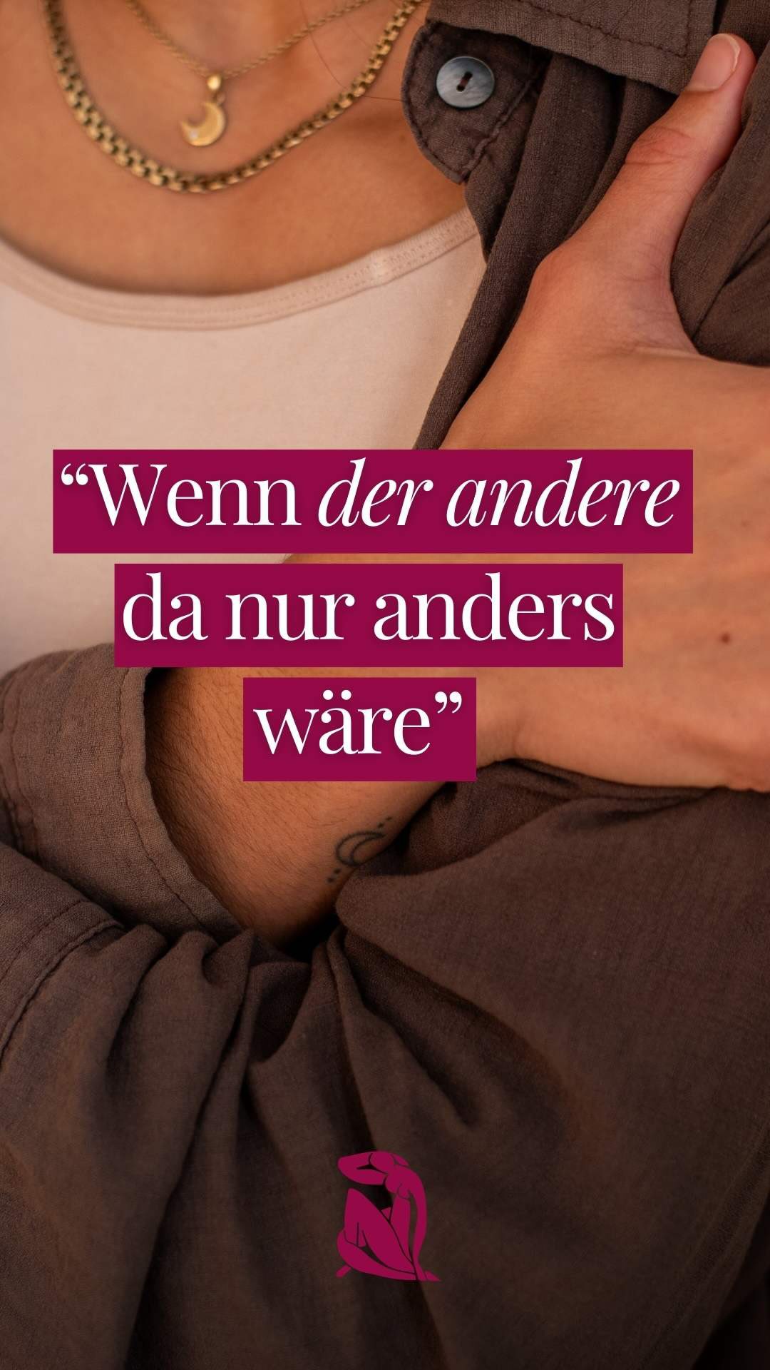 Viele meiner Klientinnen sagen:
„Ich werde von x nicht gesehen“ oder „Ich will einfach nur gesehen werden.“
Und ja: das ist ein zutiefst menschliches Bedürfnis.
Aber hier kommt der Teil, über den kaum jemand spricht:
Dieser Wunsch hängt oft mit einer bestimmten Charakterprägung zusammen. Wenn wir uns stark danach sehnen, gesehen zu werden,
1. neigen wir dazu, dieses Bedürfnis auszusourcen –
an Partner, Eltern, Freunde.
2. wissen wir erstaunlich selten,
womit wir eigentlich konkret gesehen werden wollen.
Geht es um unsere Bedürfnisse?
Unsere Verletzlichkeit?
Unsere Wut?
Unsere Grenzen?
Unsere Kompetenz?
Oder geht es um die Hoffnung, dass jemand endlich eine alte Bindungserfahrung korrigiert?
Bevor du also weiter wartest, dass diese eine Person dich endlich versteht, mache nicht sie zur Lösung deiner alten Hoffnung.
Erwachsen werden heißt nicht, niemanden zu brauchen.
Sondern aufzuhören, andere für die eigenen unerfüllten Bedürfnisse verantwortlich zu machen.
