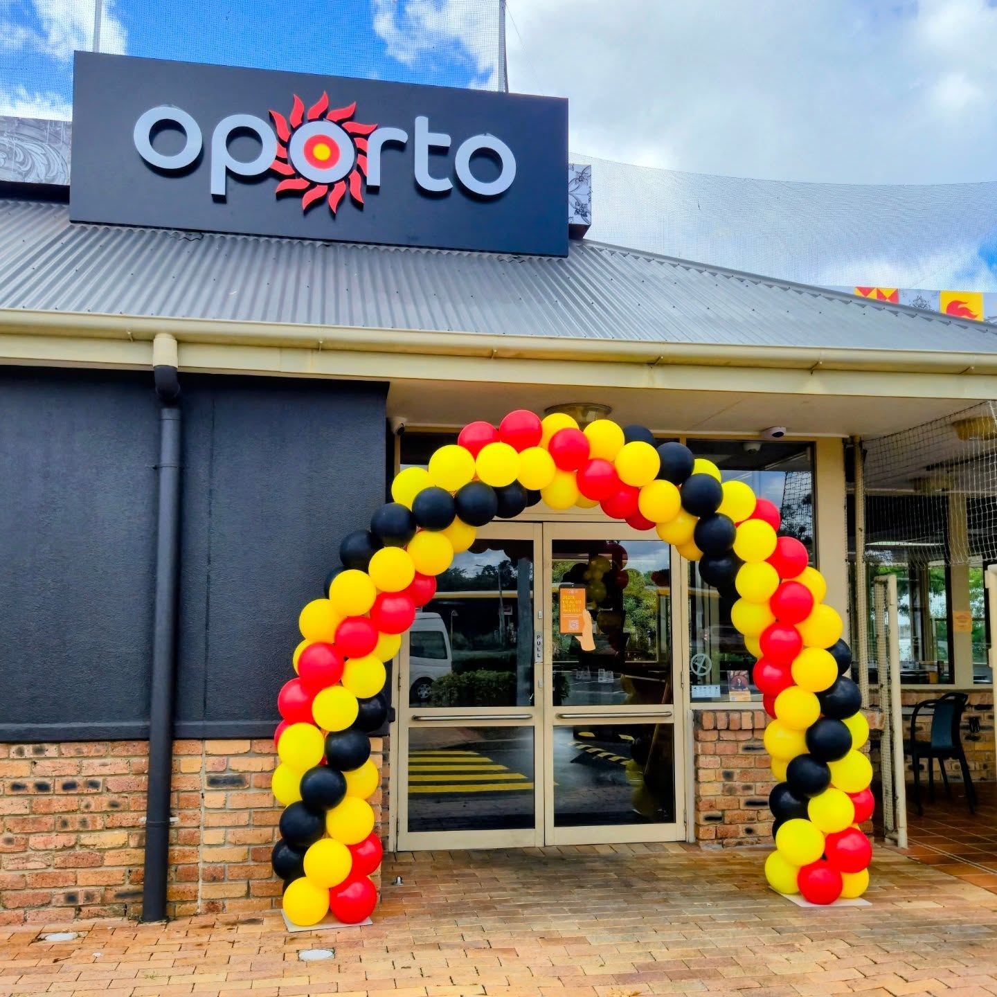 What's better than an Oporto burger? A free Oporto burger! Free burger day today in Aspley!
#spiralballoonarch