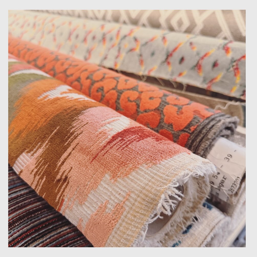 — THEVENON — Coup de cœur pour Thévenon, maison de tissus d’ameublement née au Le Puy-en-Velay.
On adore ses tissus… créativité et savoir-faire français… avec une fierté en commun : nous sommes toutes les deux du Puy 💛
#humming #thevenon #france #hauteloire #lepuyenvelay