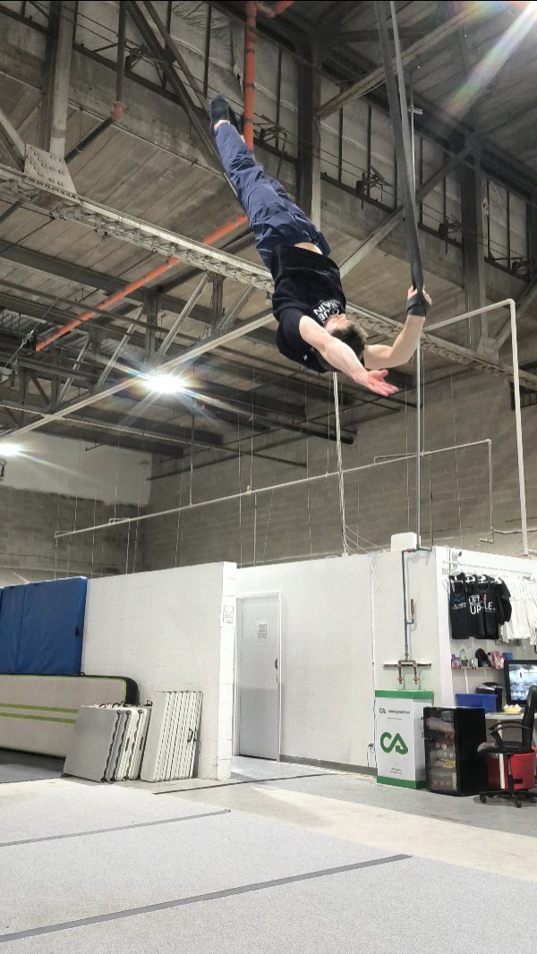 Training some swings with @mathis_machure 🔥🔥
•
•
•
Sponsored by @alexander_aerial_acrobatics
#straps #montreal #cirque #circusaroundtheworld #training