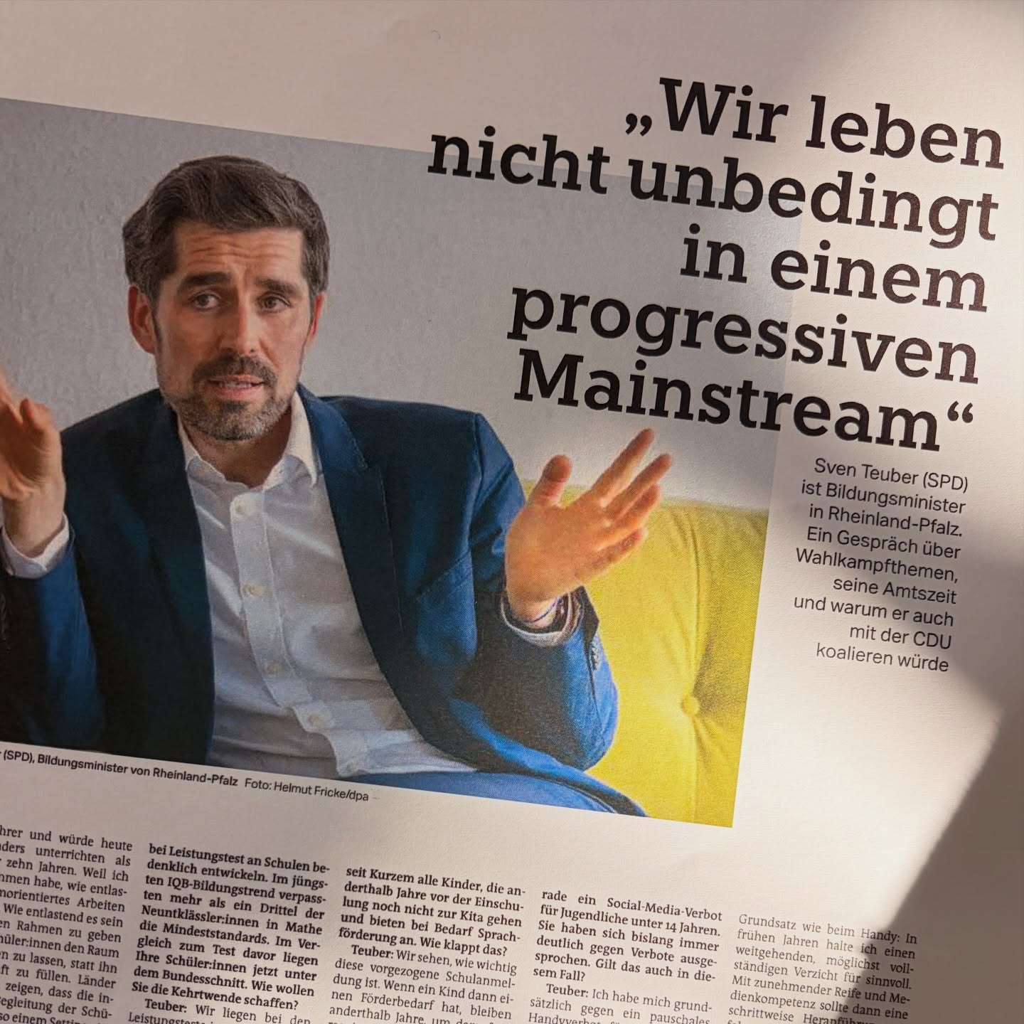 „Wir leben NICHT in einem progressiven Mainstream.“
Das habe ich im Interview mit der taz gesagt – und genau deshalb dürfen wir uns nicht zurücklehnen.
Fortschritt in der Bildung passiert nicht von allein.
Er braucht Mut. Haltung. Investitionen.
Wenn wir Bildung konsequent vom Kind aus denken, heißt das:
📚 Starke Kernkompetenzen in Lesen, Schreiben, Rechnen
🗣 Sprachförderung für alle Kinder
👩🏫 Multiprofessionelle Teams in Kita & Schule
💻 Pflichtfach Informatik für echte Medienkompetenz
🏫 Starke Realschulen plus & BBS als Rückgrat unserer Wirtschaft
🎓 Lernmittelfreiheit bis zum Abitur
👶 Beitragsfreie Kitas ab 2
💰 A13 für Grundschullehrkräfte
Leistung UND Gerechtigkeit gehören zusammen.
Mein Ziel mit der SPD:
100 % Chancengleichheit für 100 % der Kinder.
Fortschritt ist kein Trend.
Fortschritt ist eine Entscheidung.
#Chancengleichheit #Bildungsgerechtigkeit #StarkeKinderStarkesLand #ZukunftDerKinder #sventeuber