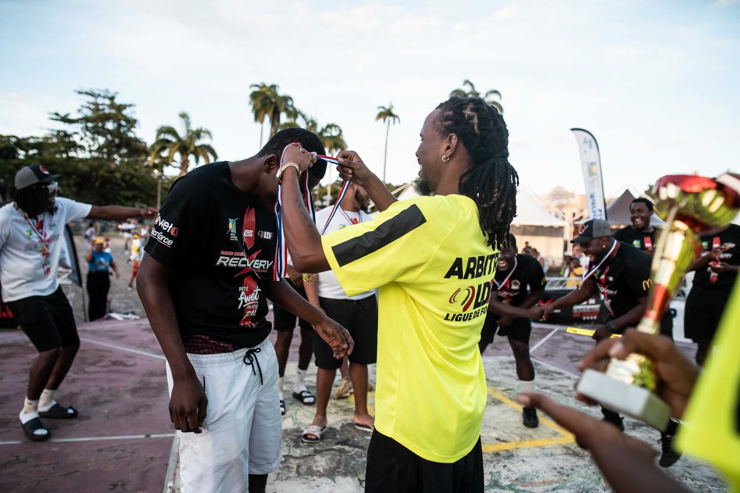 La performance récompensée.
La sueur transformée en médaille. 🏅
Ici, on vient pour marquer l’histoire.