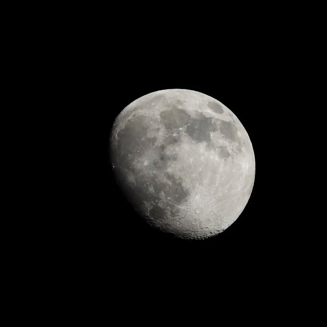 "Give thanks to the Lord, for he is good... who made the moon and stars to govern the night; His love endures forever" (Psalm 136:1,9 NIV) #moon #moonlight #moonwatch #psalms #scripture #bible