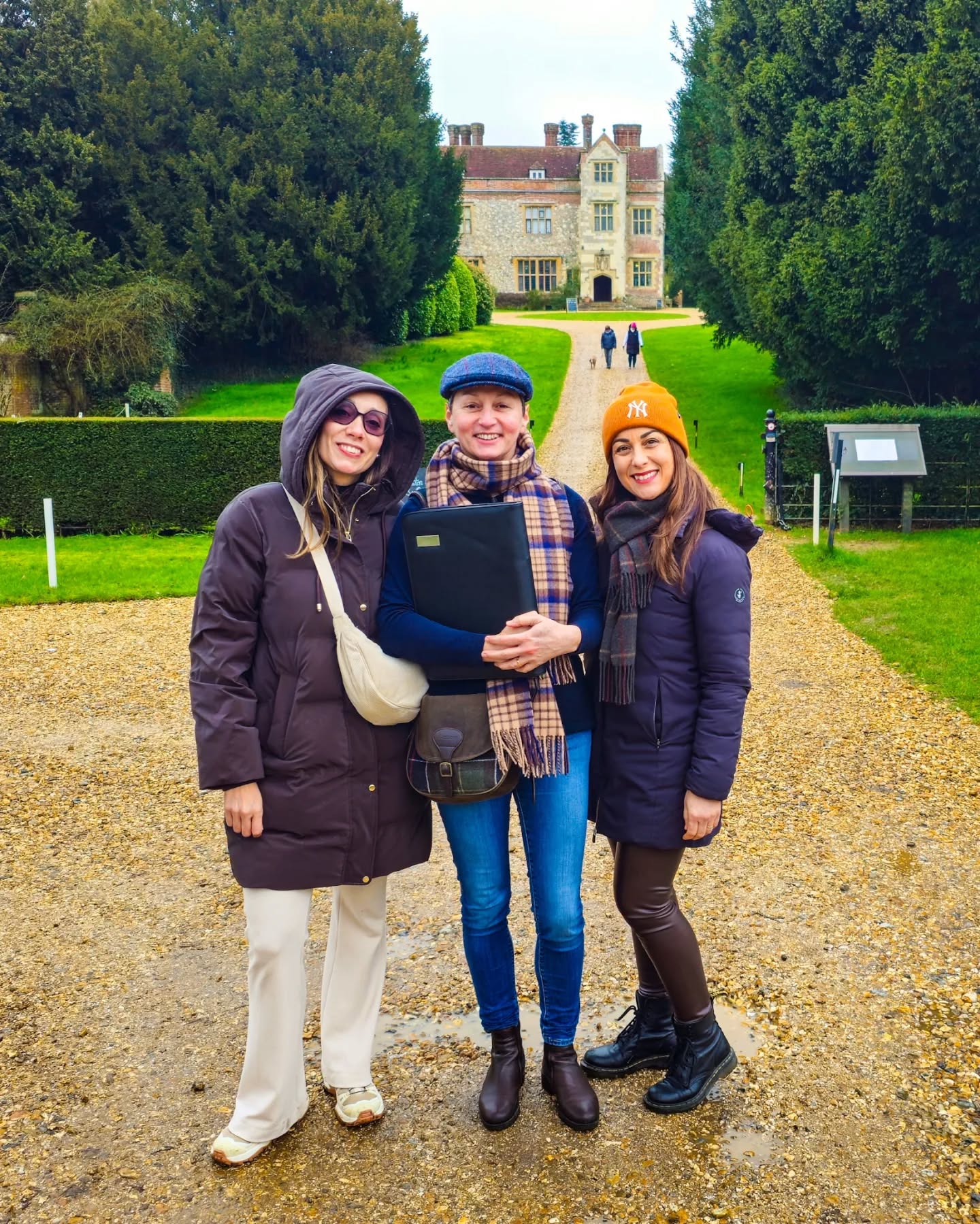 Dopo qualche mese di pausa…finalmente si riparte! Ieri ho ricominciato i miei tour di Chawton e credetemi se vi dico che mi erano mancati tantissimo...Che gioia tornare a passeggiare tra le vie del mio villaggio e portare persone provenienti da tutto il mondo alla scoperta del piccolo angolo di Paradiso che ho la fortuna di chiamare casa! 🏠
Grazie di cuore a @lili_ferrari_ e Valeria per aver reso questa giornata ancora più speciale! ❤️
Se siete a Londra e volete fare un'esperienza autentica nella campagna inglese, Chawton è davvero una gita perfetta di un giorno: cottage da cartolina, atmosfere incantate e un legame unico con il mondo di Jane Austen.✒️📚
Cosa aspettate a prenotare il vostro tour? E se avete bisogno di una motivazione in più… date un'occhiata ad alcune delle oltre 50 recensioni a cinque stelle che ho ricevuto su GetYourGuide e Tripadvisor! ⭐️⭐️⭐️⭐️⭐️
Vi aspetto per portarvi alla scoperta di Chawton e del meraviglioso mondo della campagna inglese! 🌹✨️
#passionecampagnainglese #chawton #janeausten #janeaustenhouse #tour