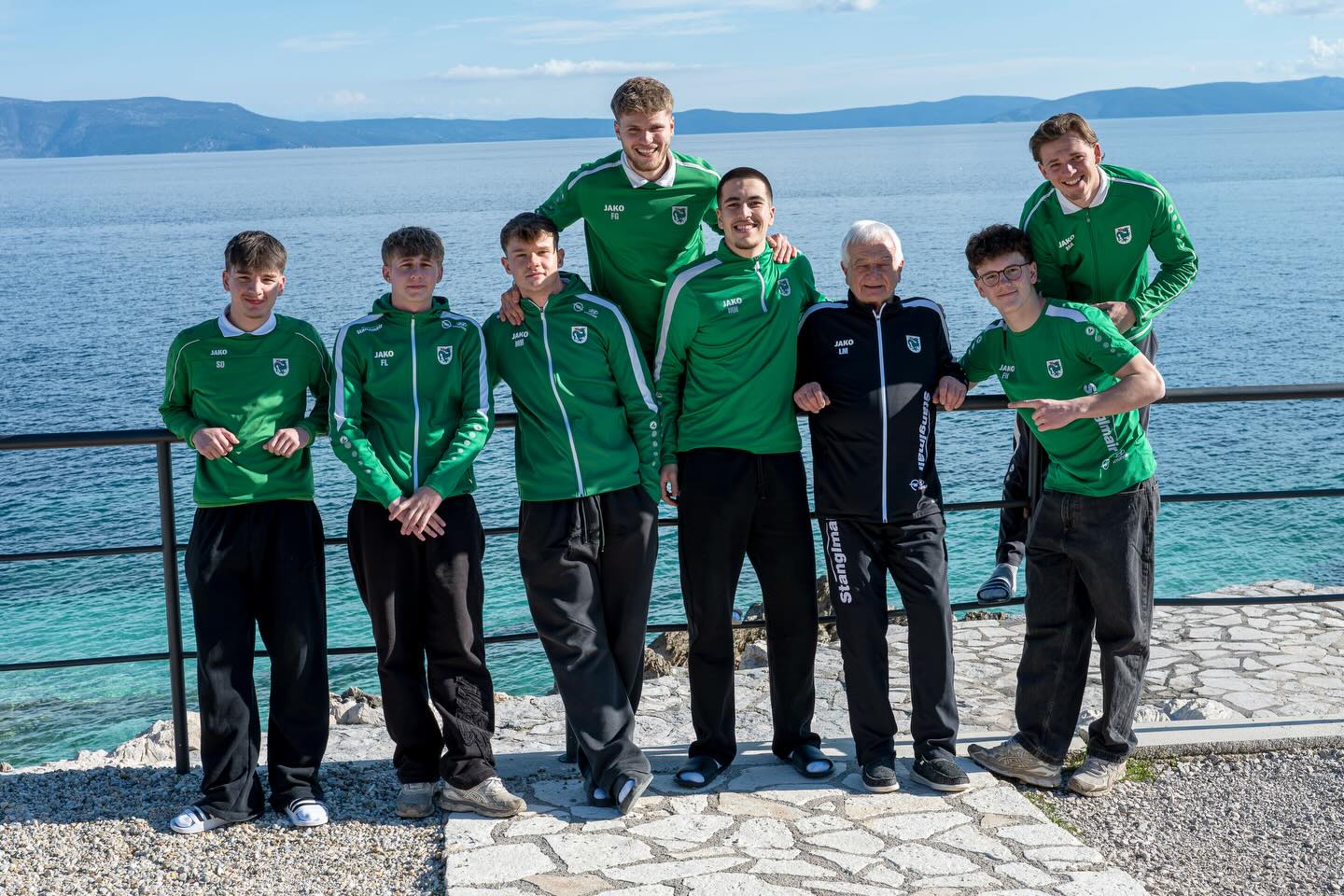 5 Tage Trainingslager sind vorbei. 🔥
Viel wurde gelacht und gearbeitet bei guten Bedingungen in Kroatien 🇭🇷
An dieser Stelle wollen wir uns bei @croevents.eu für das Organisieren des Trainingslagers bedanken und bei allen die dabei geholfen.
Jetzt heißt es in der Rückrunde Vollgas zu Geben und das maximale rauszuholen. 🐉💚
#Trainingslager #Kroatien #fy #explore #Fussball