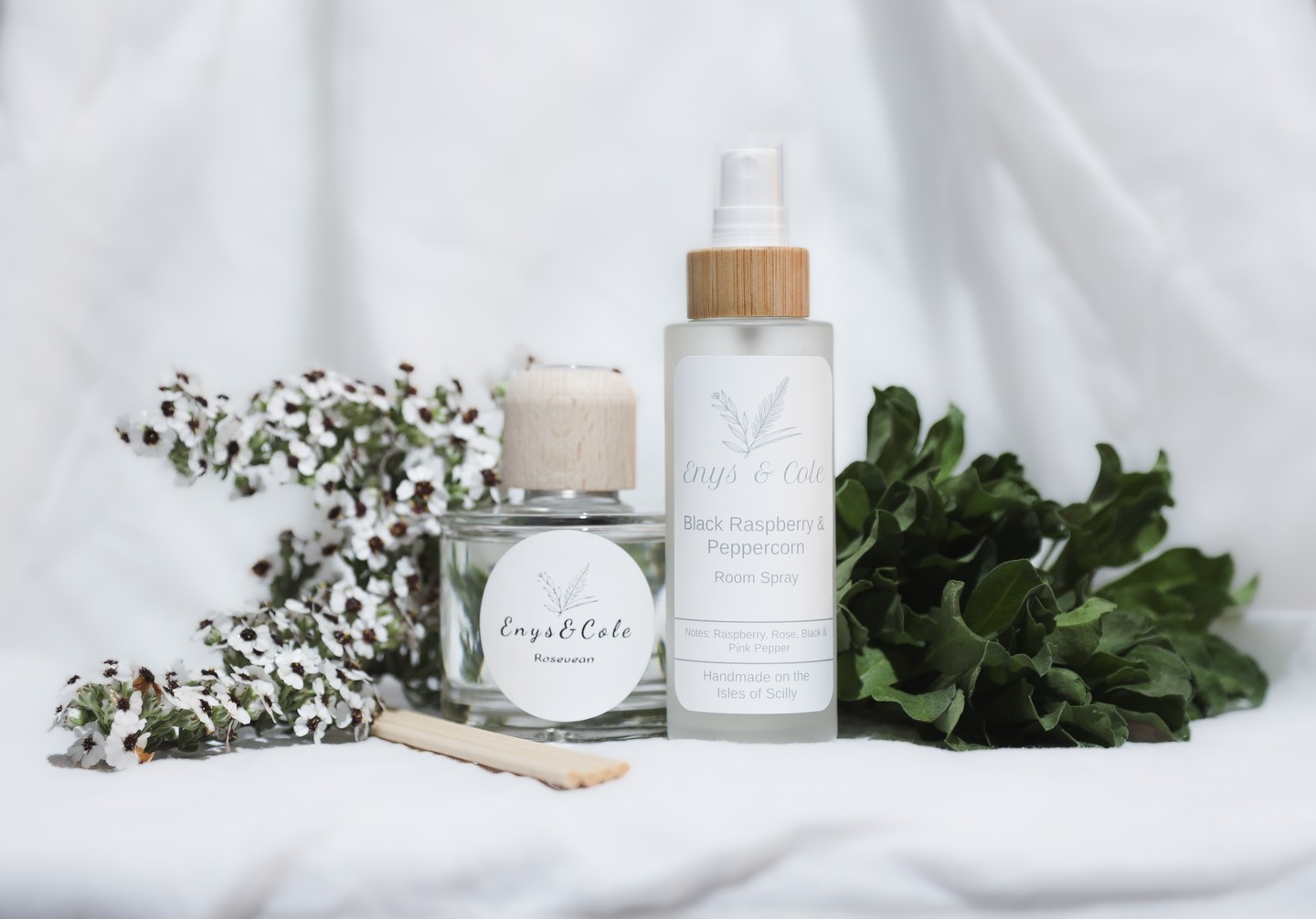 Turn everyday moments into a restful ritual with five simple habits using Enys & Cole pieces. Light a candle each morning for gentle calm, use a diffuser in your study to sharpen focus, spritz a room spray before guests to set a welcoming mood, position a wax melt burner in the living room for evening tranquility, and place a diffuser in the bedroom for slow unwind. Which one will you try first? Visit www.enysandcole.com to explore the full collection. ✨🕯️🌿 #HomeCalm #IntentionalLiving #EnysAndCole