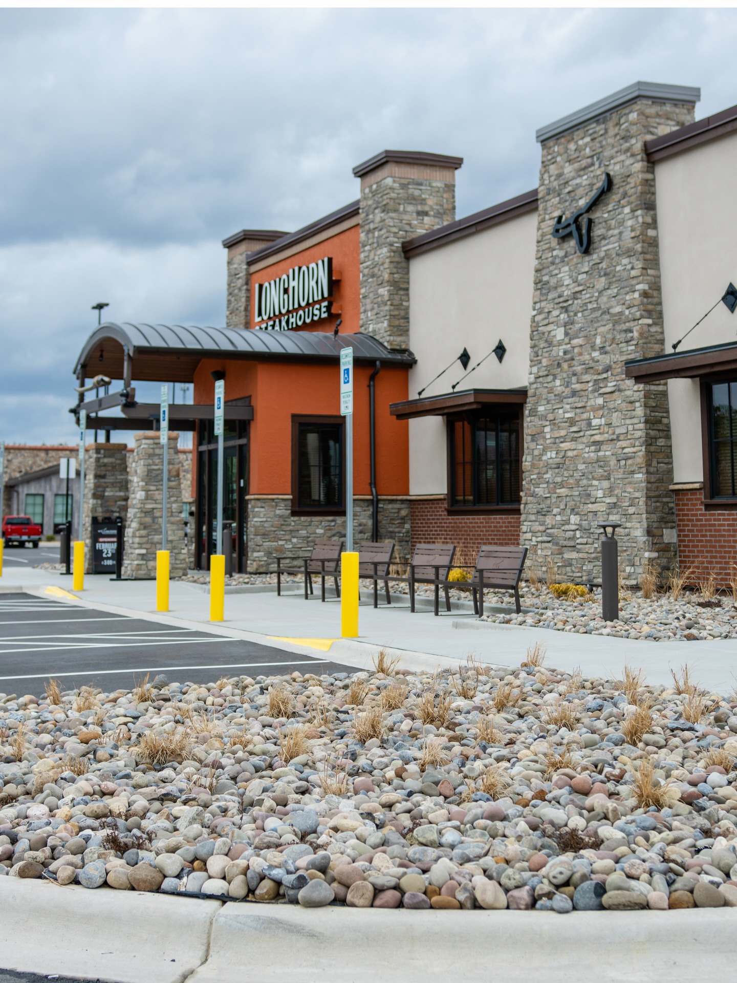 Although half of our locations are covered in snow, it’s great to see our beautiful 2–4” New England River Rock shining outside of a Longhorn Steakhouse in Selma, North Carolina. No matter the season, we deliver.