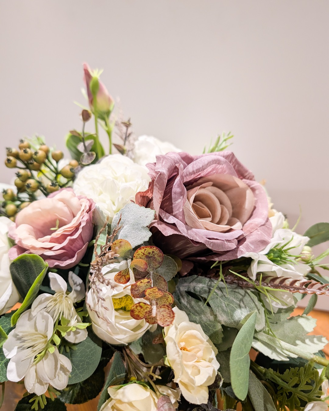 We have an extensive range of styles of arrangements, in a number of colour palettes, with the option to personalise them by adding in your accent colour. This arrangement shown here with a dusky rose accent.
Take a look at our brochure to see how we can help you hire the perfect faux wedding florals. See our websites or the link in the bio.
Introductory offer. Free hire of 10 floral filled bottle bud vases, with any booking, made with us, from our new Faux Floral Collection, before the 14th of March.
#weddingfloralhire #silkflowers #fauxfloralcollection
