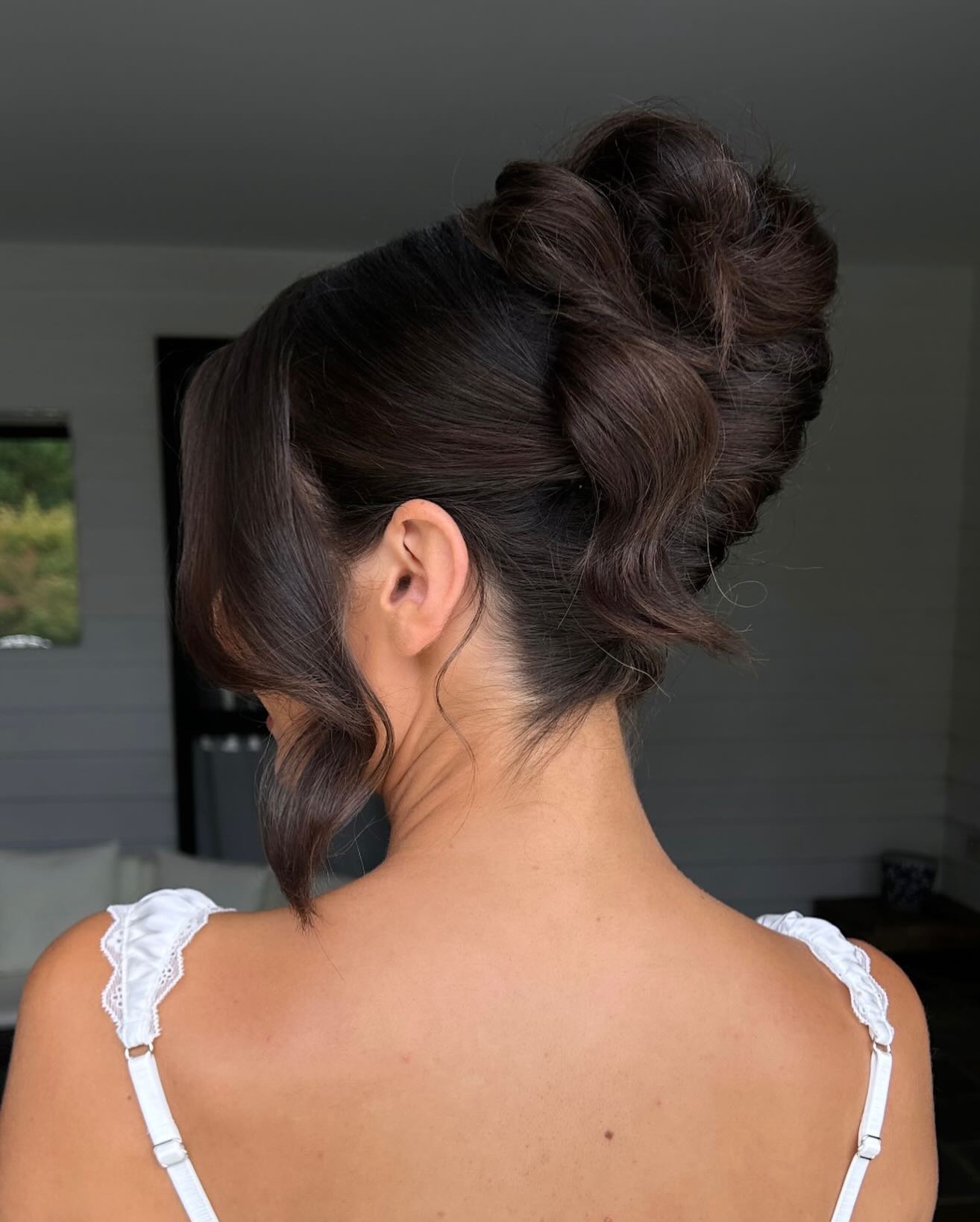 We’re obsessed with this style by CHELSEA D! If you’re a brunette babe you might want to save this 👌
To see if Chelsea D is free for your date please get in touch via the link in our bio 💕