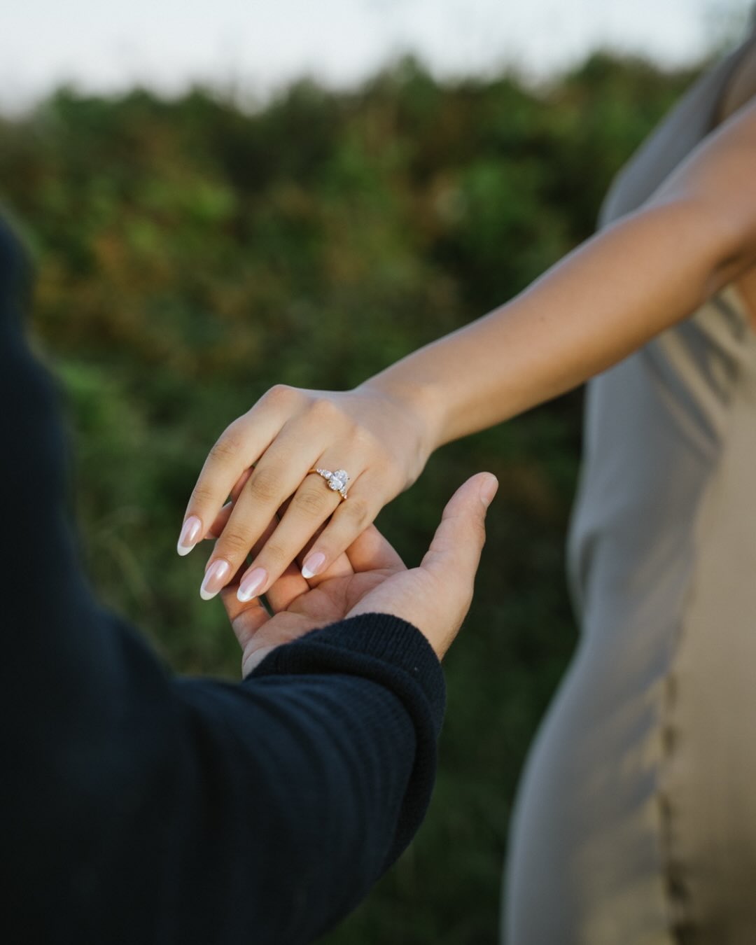 Daniel quería sorprender a su pareja con una propuesta única 💍. Encontramos un rincón privado en Irún, cerca de Francia, y yo me encargué de todo con mi servicio de “planning proposal”, donde los ayudo con logística, flores, y otras ideas… ¡ellos solo disfrutaron del momento! Entre brindis y sonrisas, ella dijo que sí 🥂✨. Cada detalle hizo que fuera un recuerdo inolvidable.
… English
Daniel wanted to surprise her fiancée with a truly unique proposal 💍. We found a private spot in Irún, near the French border, and I handled everything with my planning proposal service, that I help us with the logistics, flowers and other ideas … they just enjoyed the moment! Between toasts and smiles, she said yes 🥂✨. Every detail made it an unforgettable memory.
….
#PropuestaDeMatrimonio #WeddingProposal #BodasDestino #DestinationWeddings #ProposalPlanning