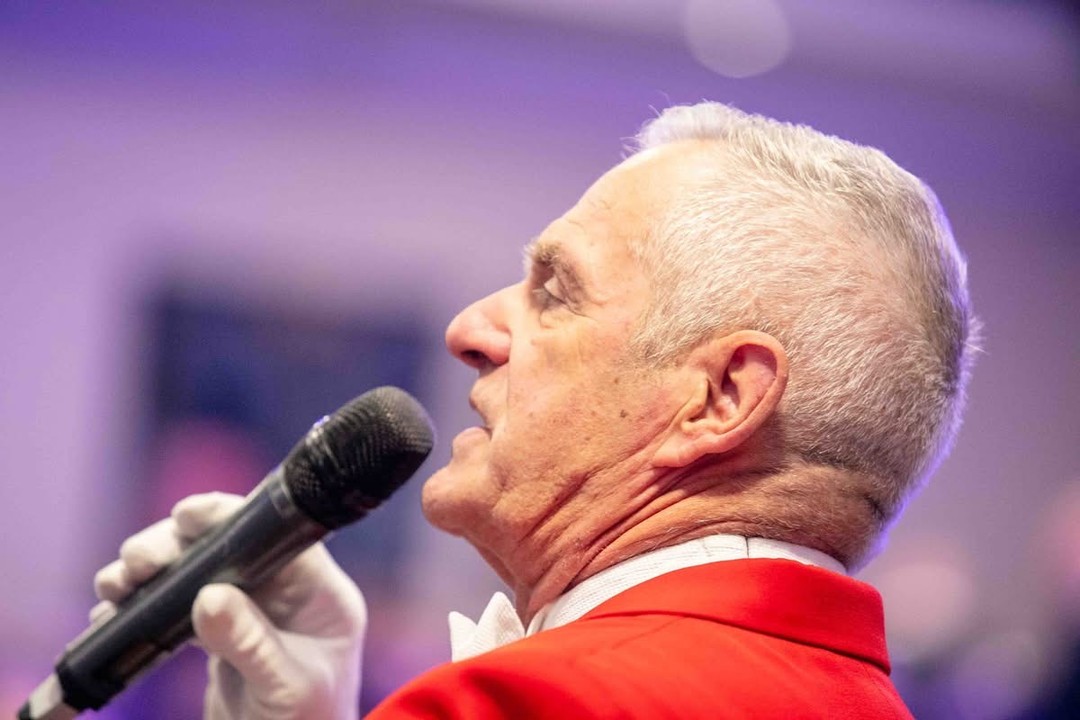 I’ve always believed a calm voice can turn wedding chaos into cherished moments. As the wedding MC, I guide the flow—welcome guests, introduce speeches, cue the first dance and quietly coordinate with vendors so the couple can enjoy the day. It’s part organiser, part friendly narrator, and part on-the-spot problem-solver.
Want a few practical MC tips? Know the schedule inside out, prep notes but stay flexible, and keep your tone warm and light (a little humour goes a long way). Above all, be present—your steady tone helps everyone relax and join the celebration.
Thinking of taking the mic or hiring a pro? See our full post for examples and step-by-step duties. Link in bio! 🥂🎤✨ #eventhostingstyles #weddingcoordination #eventplanning #weddingmc #receptiontips #ceremonyflow #bridetobe #weddingadvice #classinacoat #toastmastergeoff