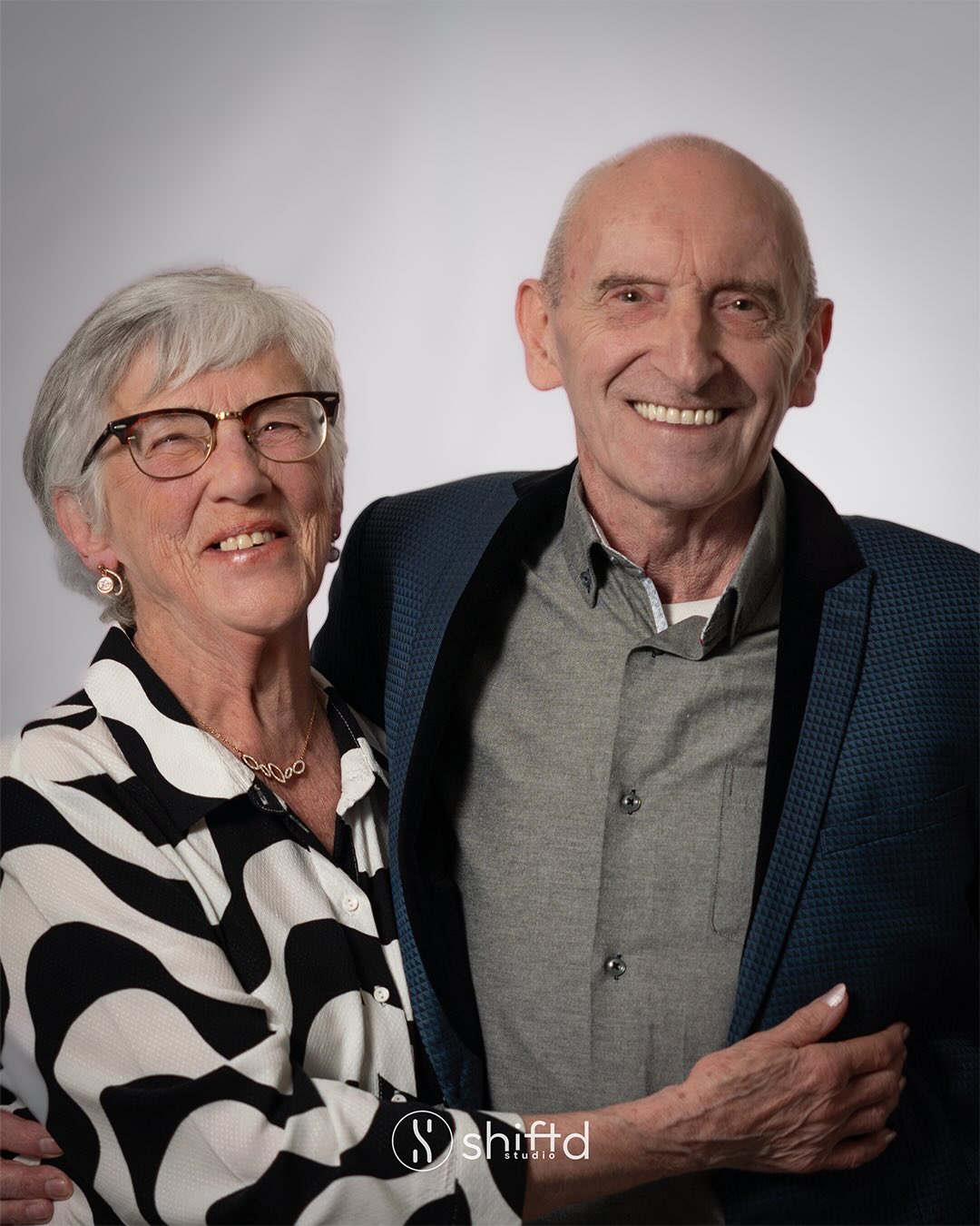 📸 Liefde verandert met de jaren, maar verdwijnt nooit.
De nieuwe studio is open en mijn eerste studioshoot was meteen een bijzondere.
Twee mensen die al zoveel samen hebben meegemaakt, en dat voel je in elke blik.
Gewoon samen zijn.
Lachen.
Elkaar plagen.
De studio is nieuw, maar het was een echte eer om zulke momenten vast te mogen leggen ✨
Wil jij ook zo’n moment laten vastleggen?
👉 Stuur me gerust een berichtje.
#studioshoot #koppelfotografie #portretfotografie #liefde #ShiftdStudio
