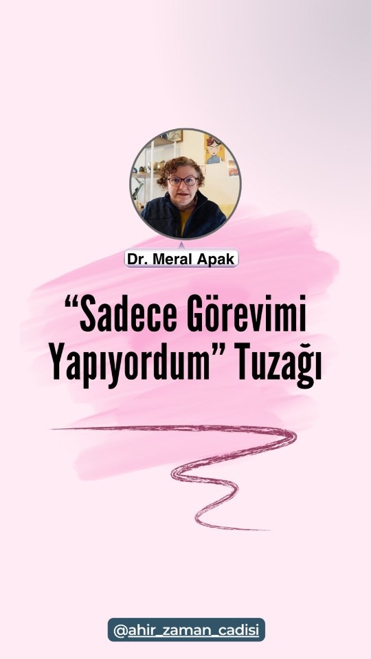 “Sadece Görevimi Yapıyordum” Tuzağı
Stanley Milgram’ın Milgram deneyi,
deneklere “öğrenme deneyine katılıyorsunuz” diyerek başlatıldı…
Ama asıl test edilen şey: Zalimliğe ne kadar yaklaşacaklarıydı.
“Öğrenci” rolündeki aktörler yanlış cevap verdikçe,
“öğretmen” rolündeki deneklere giderek artan voltajda elektrik vermeleri emredildi.
Gerçekte şok yoktu — sadece kayıtlı çığlıklar…
Ama denekler bunu bilmiyordu.
Ve kritik soru şuydu:
“Bir otorite emrettiğinde, insanlar nereye kadar gider?”
🪄 Daha fazlası için takip etmeyi unutma:
📺 YouTube (Ahir Zaman Cadısı) – https://www.youtube.com/channel/UCzX4e_DDjLBTGWTsMA6vcJQ
📸 Instagram – https://www.instagram.com/ahir_zaman_cadisi/
📘 Facebook – https://www.facebook.com/Apak.Ahir.Zaman.Cadisi/
🎧 Spotify – http://bit.ly/3Pm5MeA
💼 LinkedIn – https://www.linkedin.com/in/meralapak/
#milgramdeneyi
#otoriteyeitaat
#beynimehamam
#etikikilemler
#psikolojipratik