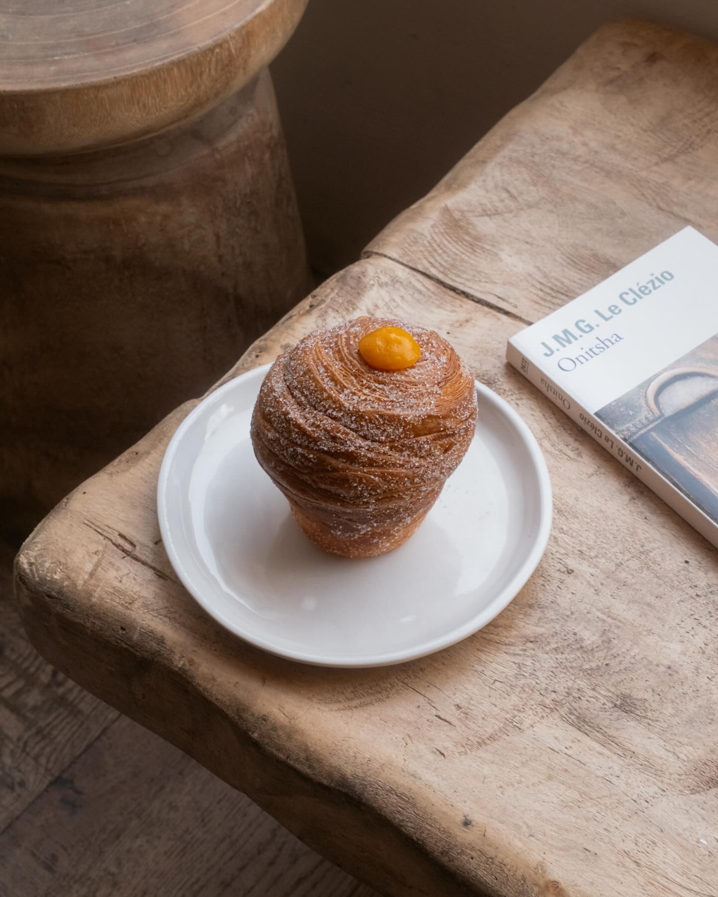 Ce lundi, ça croustille déjà dans ta tête. 🥐✨
Et dans les papilles aussi avec notre nouveauté : le cruffin mangue-passion 🥭
#lespetitesartisanes #viennoiserie #coffeeshopgeneve #genevefood #morningvibes