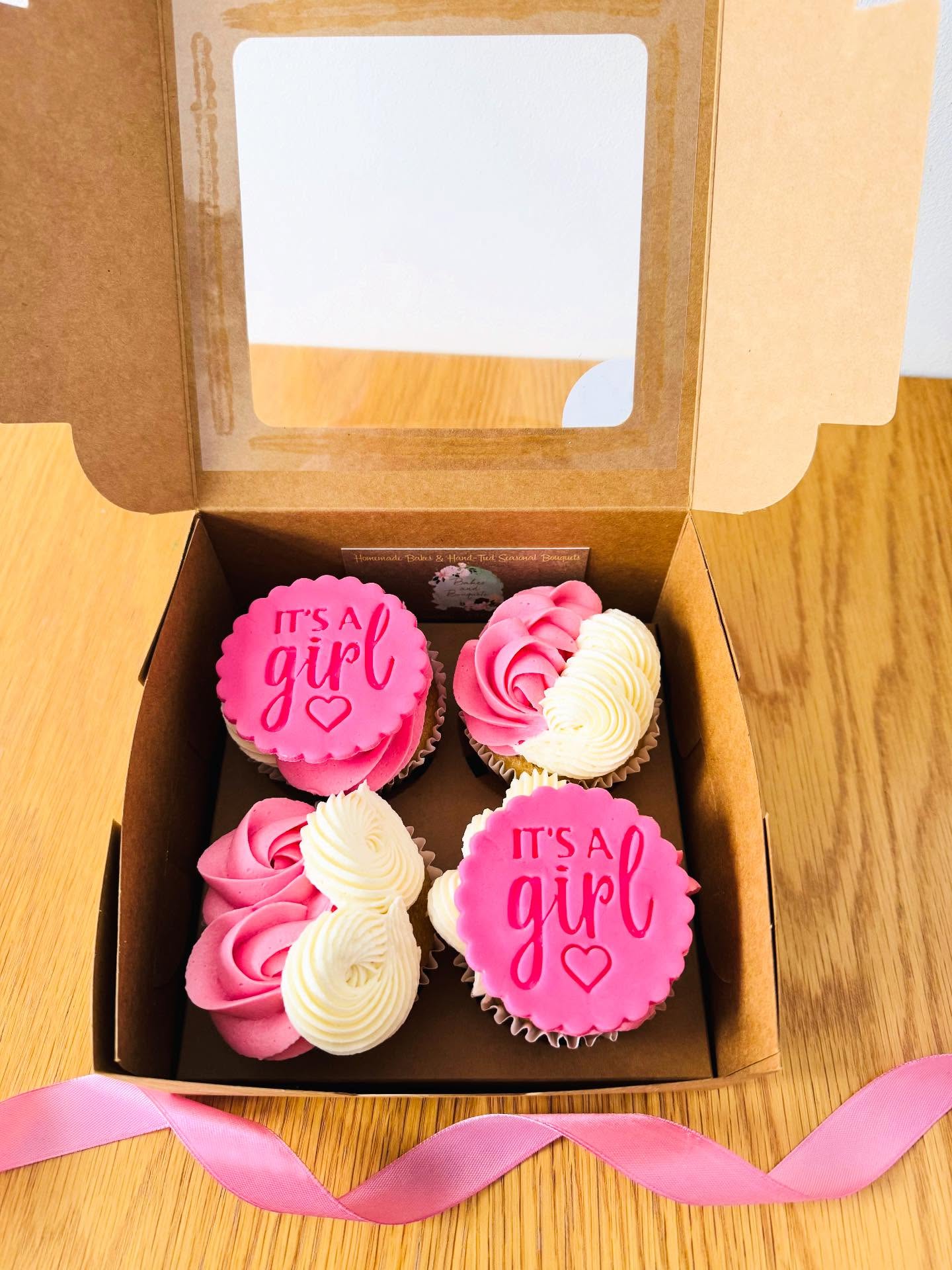 𝑰𝒕’𝒔 𝒂 𝒈𝒊𝒓𝒍 👶🎀
Buttercream swirls finished with bold pink fondant toppers 💕. The sweetest little announcement box.
🧁 Vegan vanilla & strawberry cupcakes
#ItsAGirl #BabyShowerCupcakes #VeganCakes #UKSmallBusiness #VeganBaker