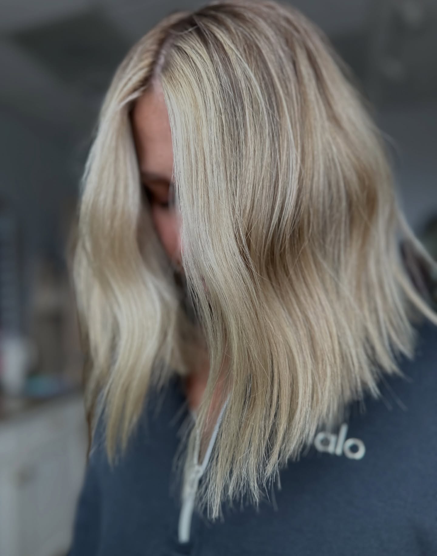It’s that time of year when the pictures are worth takin because the sun stays out longer😂 iykyk #BlondeHair #NapervilleIllinois #BrightBlonde #BlindingSpecialist