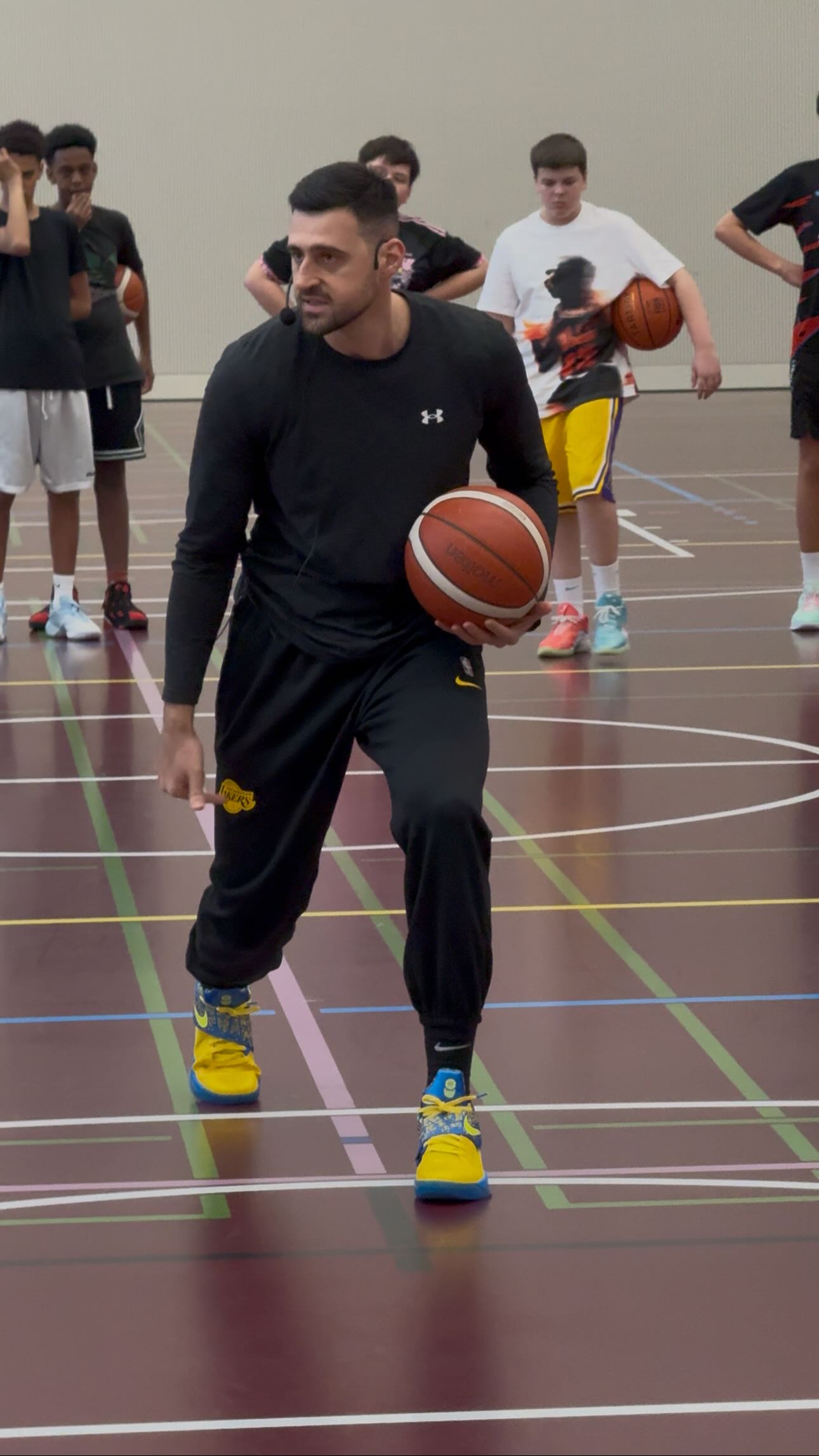 Coach @arianthecoach breaking down what it takes to become a great player. The same intensity and quality he brings to our camps is what we see in our daily sessions.
#biq #biqswitzerland #basketball #basketballlovers