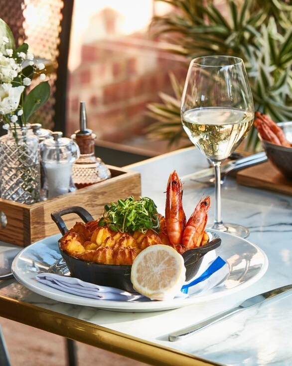 On Wednesdays we drink wine, and whatever else we fancy!🍷 🥂 👍
Welcome to The Wednesday Club at The Kings Arms.
All day, every Wednesday, our Gold Rewards members earn double cashback, that’s 10p back in your wallet for every £1 you spend (instead of the usual 5p). So when you order a glass of wine with us, you're earning money off your dinner - that's our kind of maths! 😉
If you're not a member yet head to your App store and search 'GrosvenorGold', there are some rather enticing perks waiting for you…
See you later!