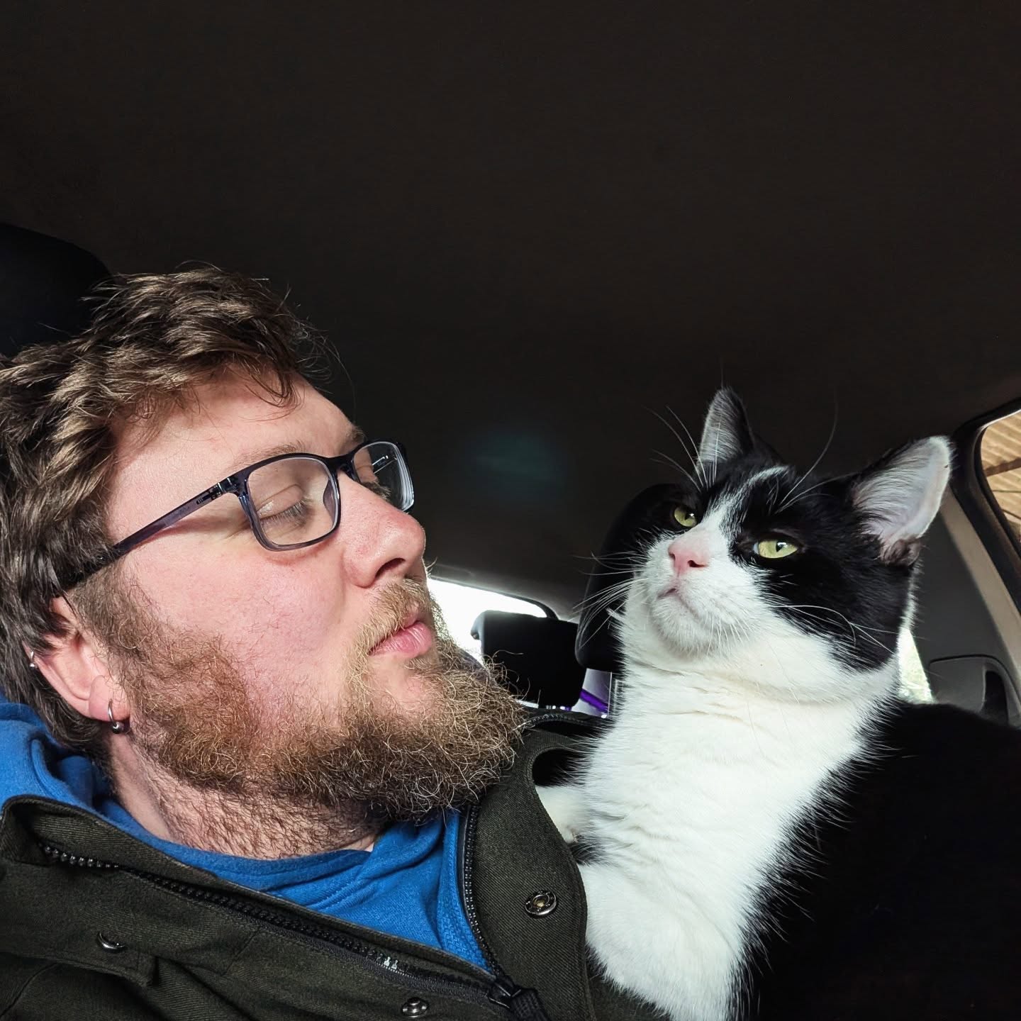 Usually, it’s all about getting your furry family members safely from point A to point B, but today, I’m the one getting the VIP treatment! 🐾
Meet Felix, our resident supervisor. After a long week of transporting other people's beloved pets, there’s nothing quite like some one-on-one time with my own main man. I think he’s checking to make sure I’m keeping the car clean for the next passenger!
#PetTransport #FelixTheCat #LifeOnTheRoad #CatDad #WorkLifeBalance