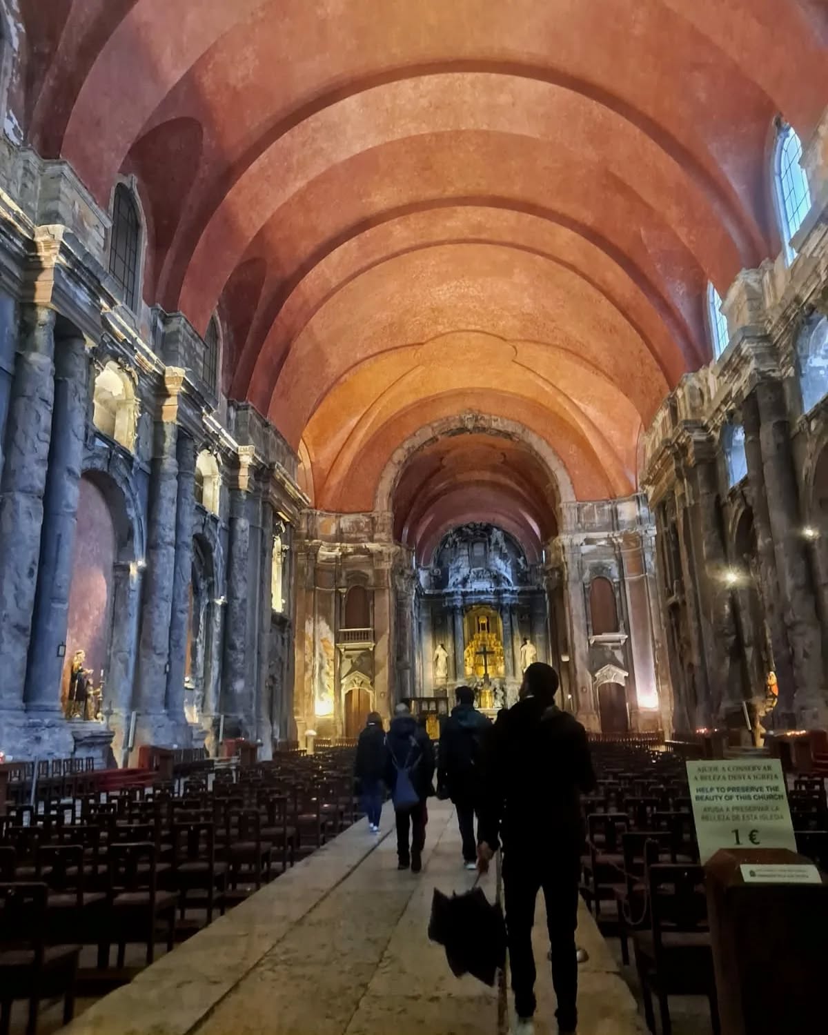 Roaming through one of Lisbon's hidden gems. "Igreja de São Domingos" combines beauty ❤️⚜️ with a sinister past ☠️ (can you tell what it is?)
#ToursOfMyLife #freewalkingtours #freetour #freetourlisbon #lisbon #lisboa #hiddengems