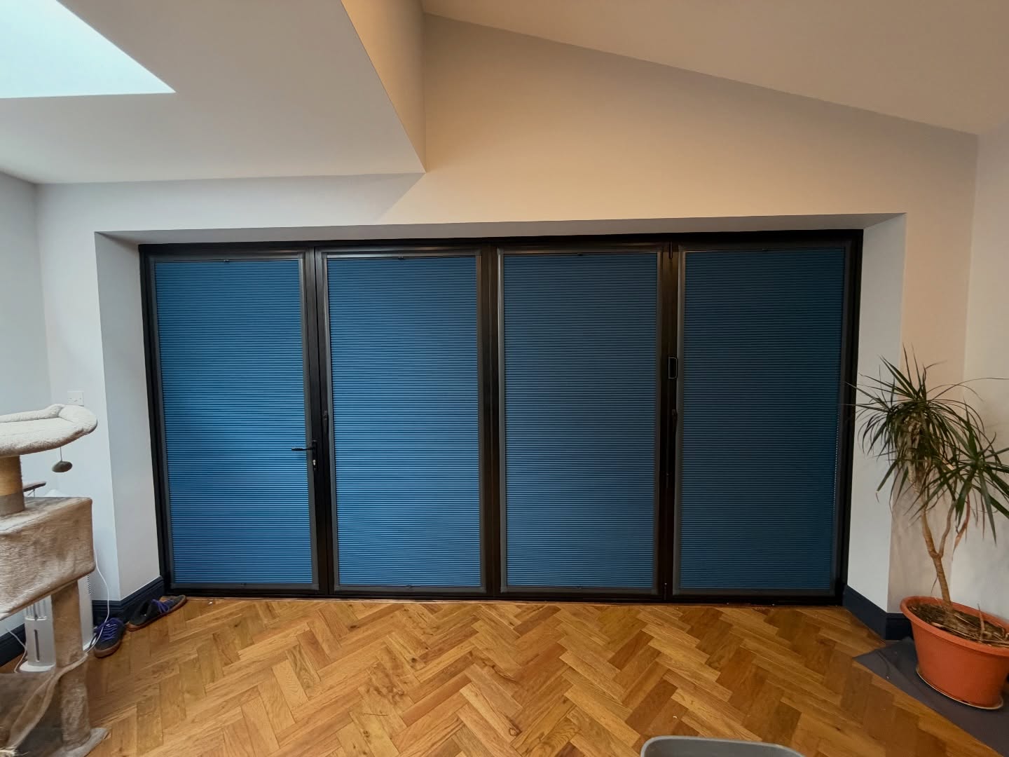 Transforming this bi‑fold living space with Perfect Fit blinds has completely changed the vibe — clean lines, smooth operation, and zero drilling. Light control without compromising the open, airy feel. The perfect finishing touch for modern living.
#PerfectFitBlinds #BiFoldDoors #HomeInspiration #InteriorDesignUK #LivingSpaceGoals ModernHome WindowBlinds MadeToMeasure HomeStyle InteriorDecor BlindsIdeas HomeRenovationUK IsleworthHomes LightControl CleanDesign